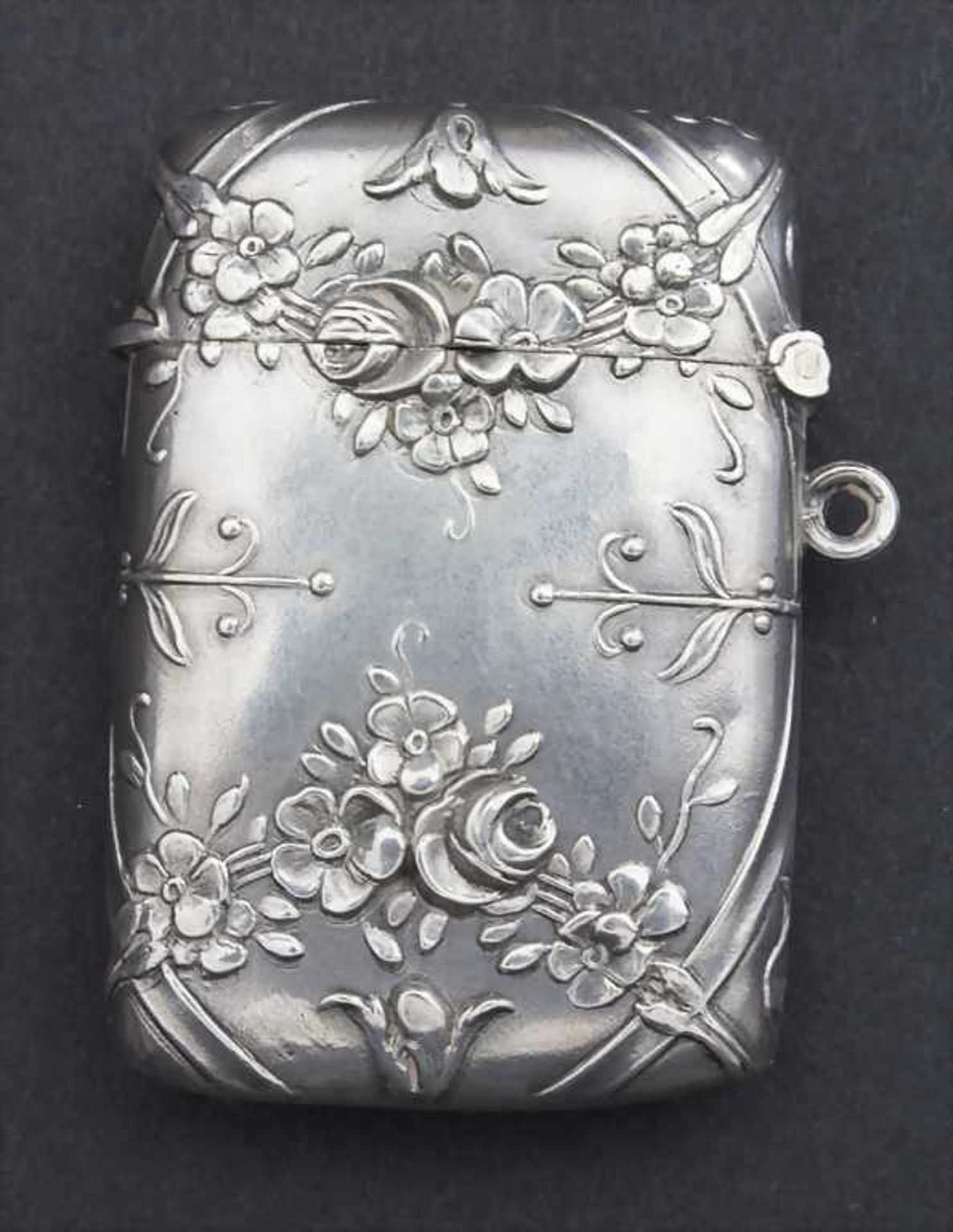 Jugendstil Streichholzetui mit Blumengirlanden / An Art Nouveau match holder with flower garlands,