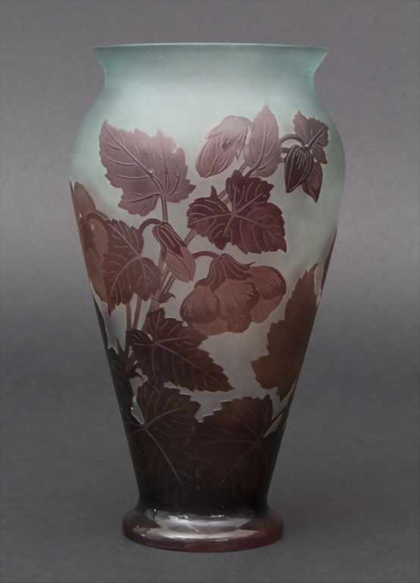 Jugendstil Vase mit Malve (Mauve) / An Art Nouveau vase with mallow, Emile Gallé, Ecole de Nancy, um