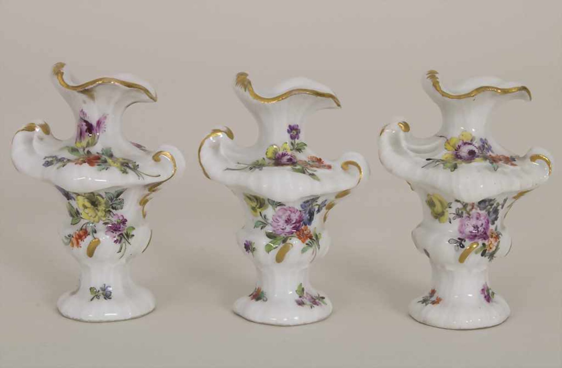 3 frühe Miniatur Vasen mit Rocaillen / A set of 3 early miniature vases with rocailles, Meissen,