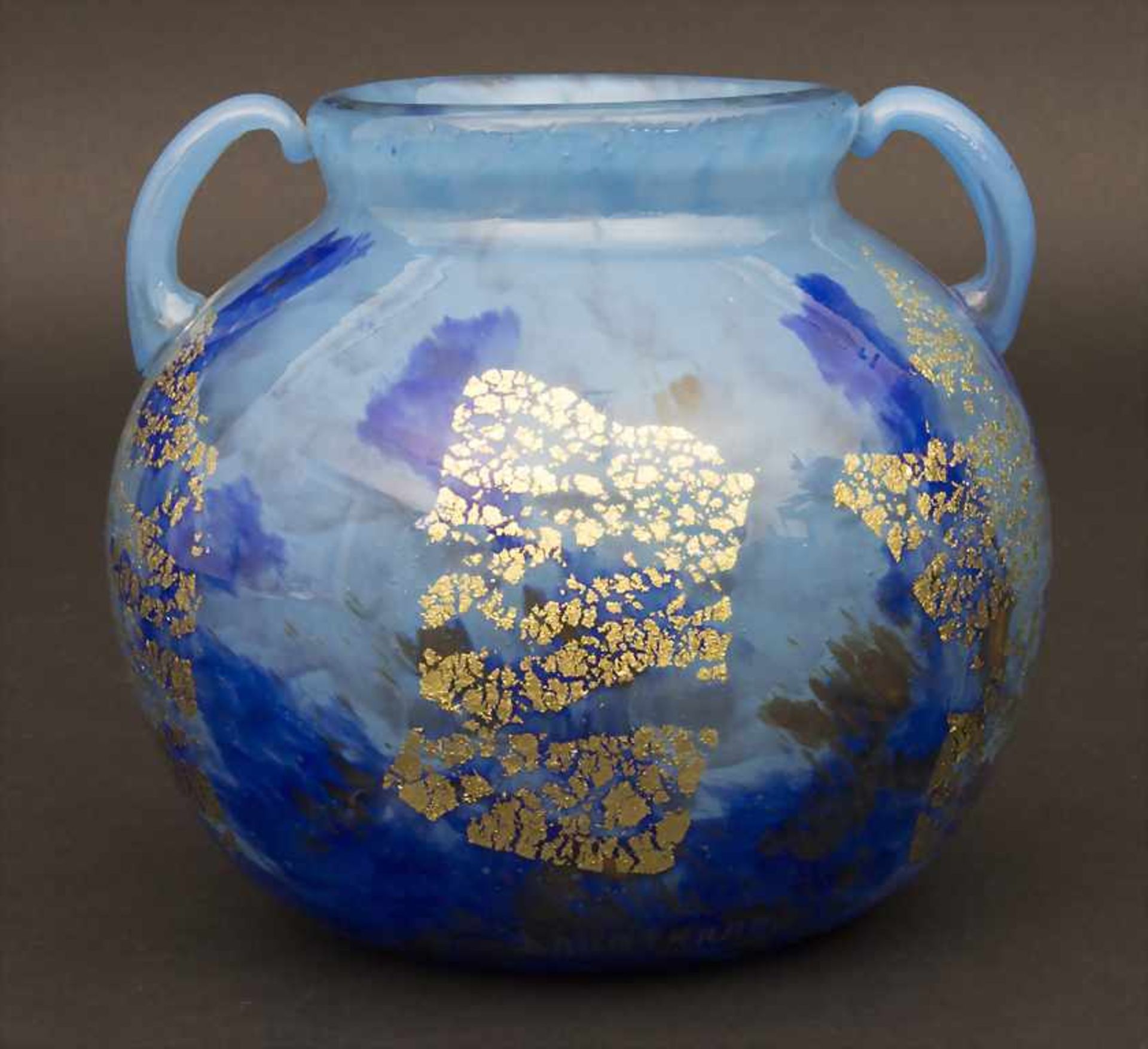Doppelhenkel-Ziervase 'Verre de jade bleu' / A vase with 2 handles, Daum Frères, Nancy, um 1918-