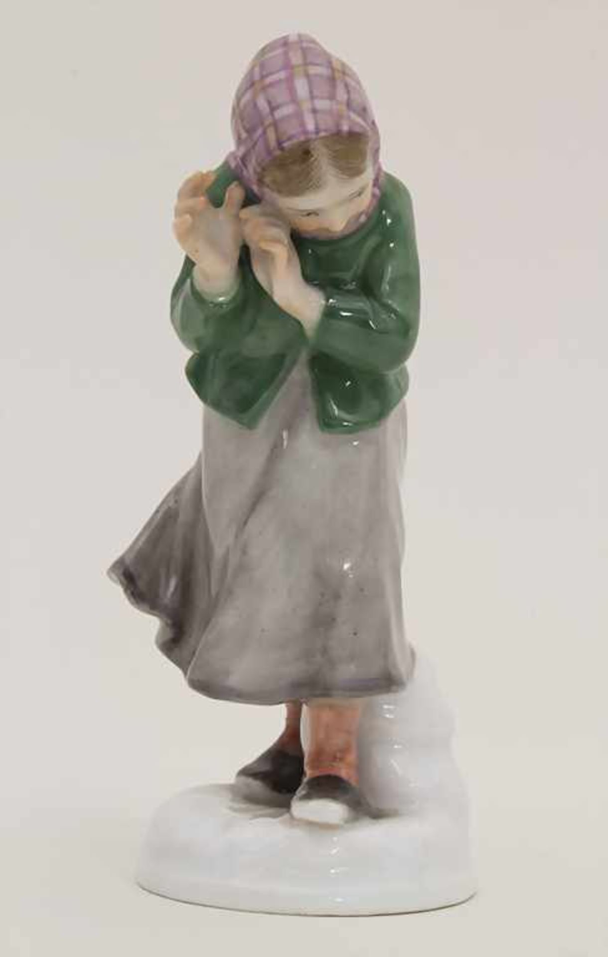 Jugendstil Figur eines Mädchens, Schneebälle abwehrend / An Art Nouveau figurine of a girl (snowball - Bild 2 aus 6