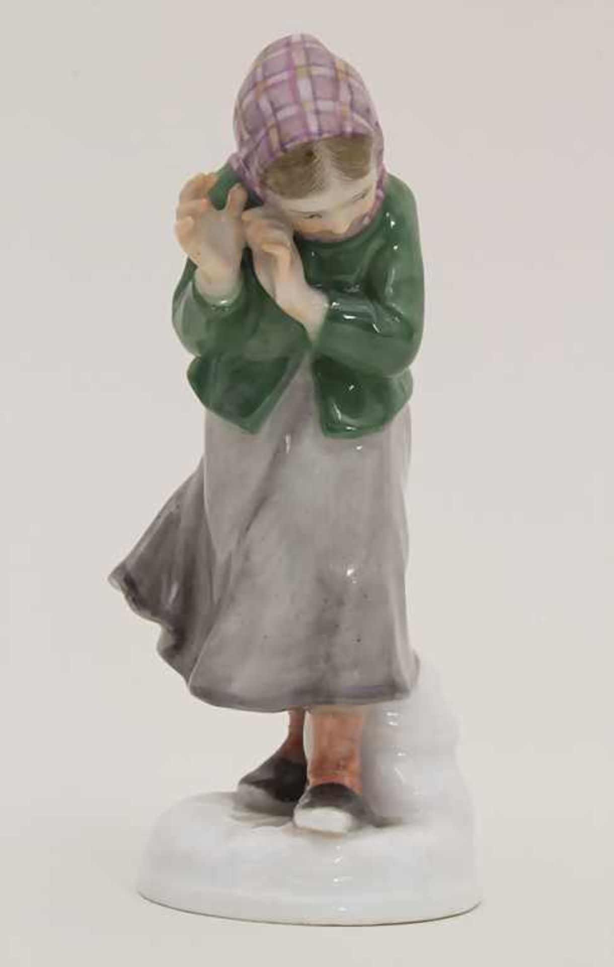 Jugendstil Figur eines Mädchens, Schneebälle abwehrend / An Art Nouveau figurine of a girl (snowball - Image 2 of 6