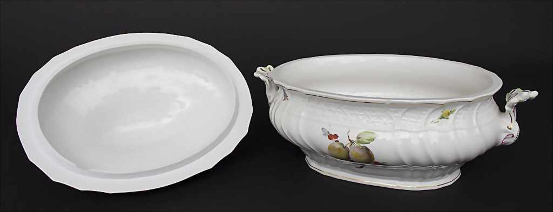 Große ovale Deckelterrine und Gemüseplatte mit Früchtemalerei / An oval covered tureen and serving - Bild 2 aus 10