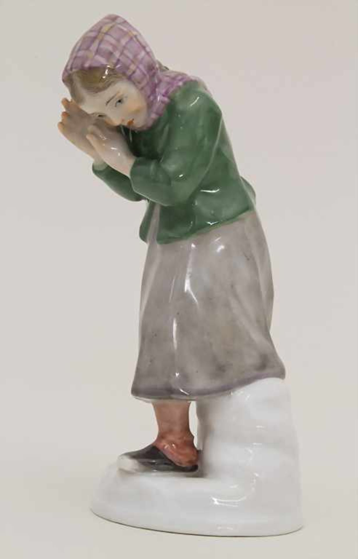 Jugendstil Figur eines Mädchens, Schneebälle abwehrend / An Art Nouveau figurine of a girl (snowball