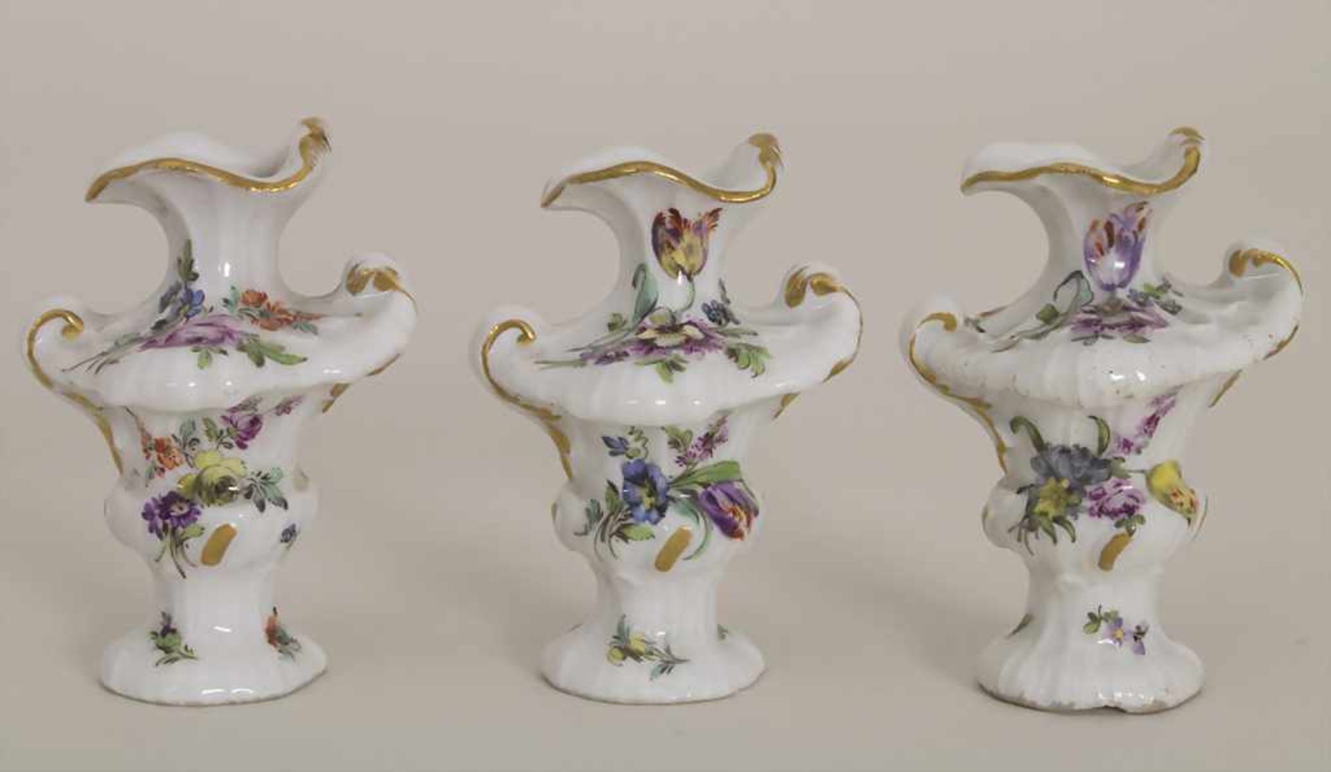 3 frühe Miniatur Vasen mit Rocaillen / A set of 3 early miniature vases with rocailles, Meissen, - Bild 2 aus 7