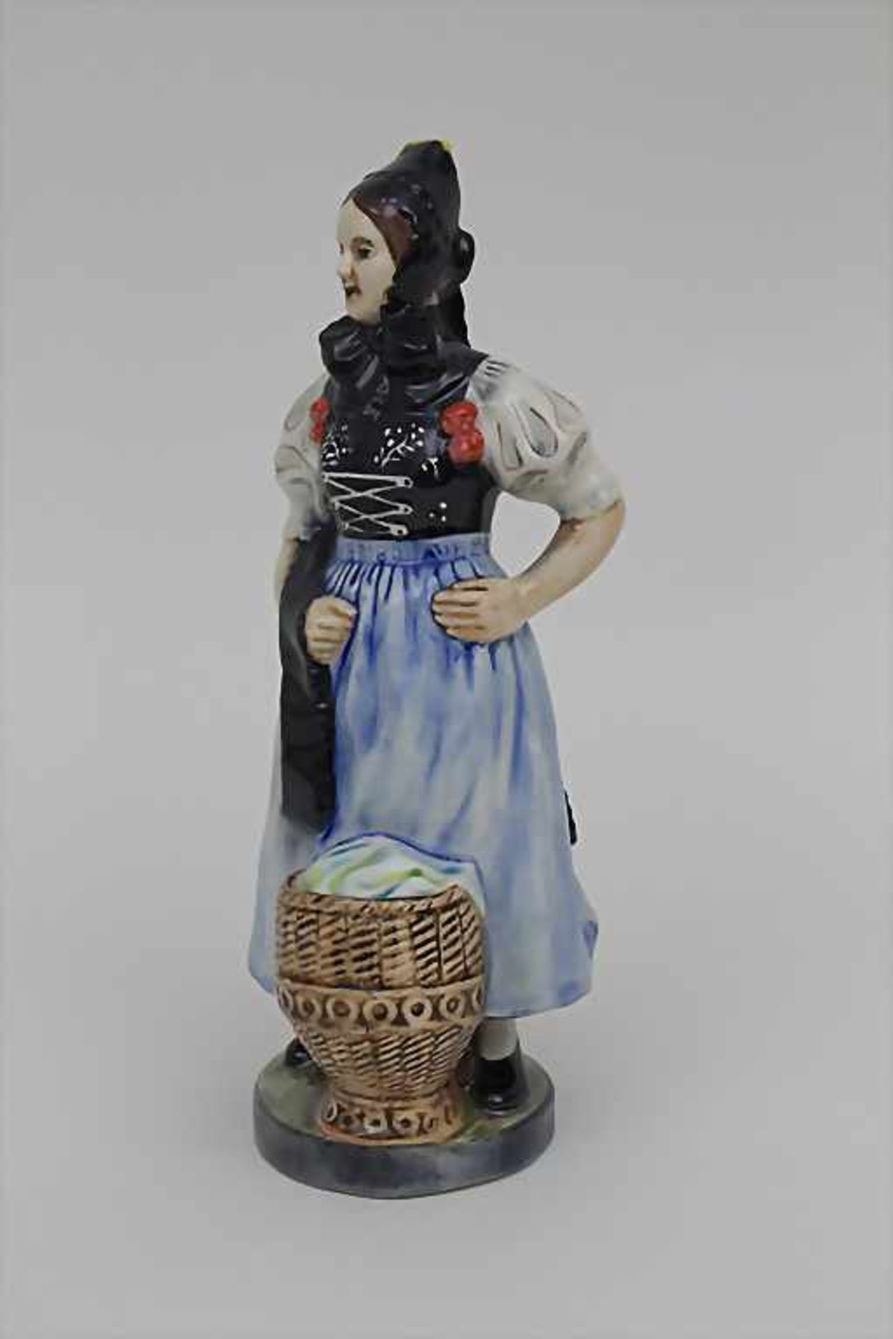 Trachtenfigur 'Tribergerin' / A costumed woman from the Black Forest, Karlsruher Majolika, um - Bild 3 aus 4