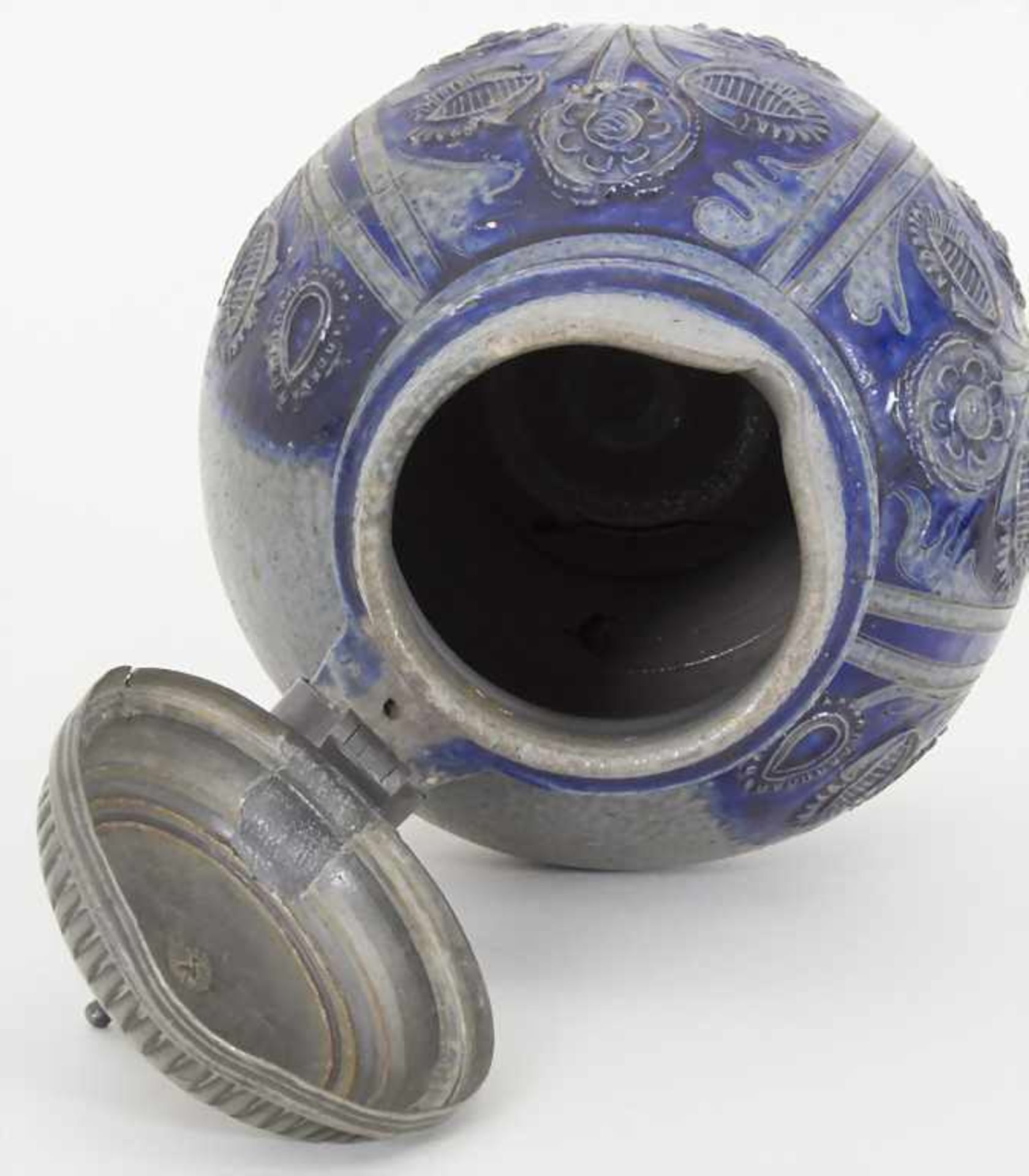 Kugelbauchkrug / A stoneware jug, Westerwald, um 1700 - Bild 5 aus 6