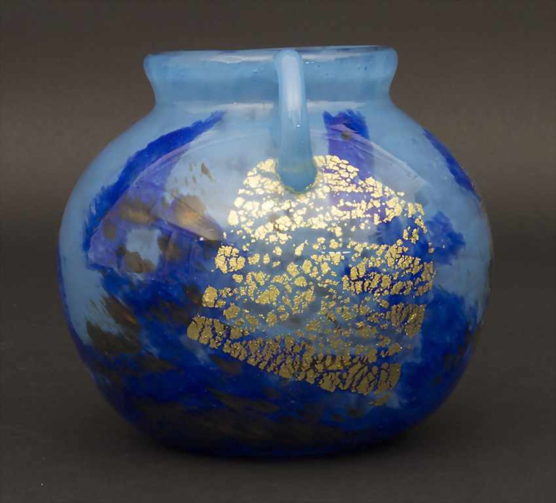 Doppelhenkel-Ziervase 'Verre de jade bleu' / A vase with 2 handles, Daum Frères, Nancy, um 1918- - Bild 4 aus 6