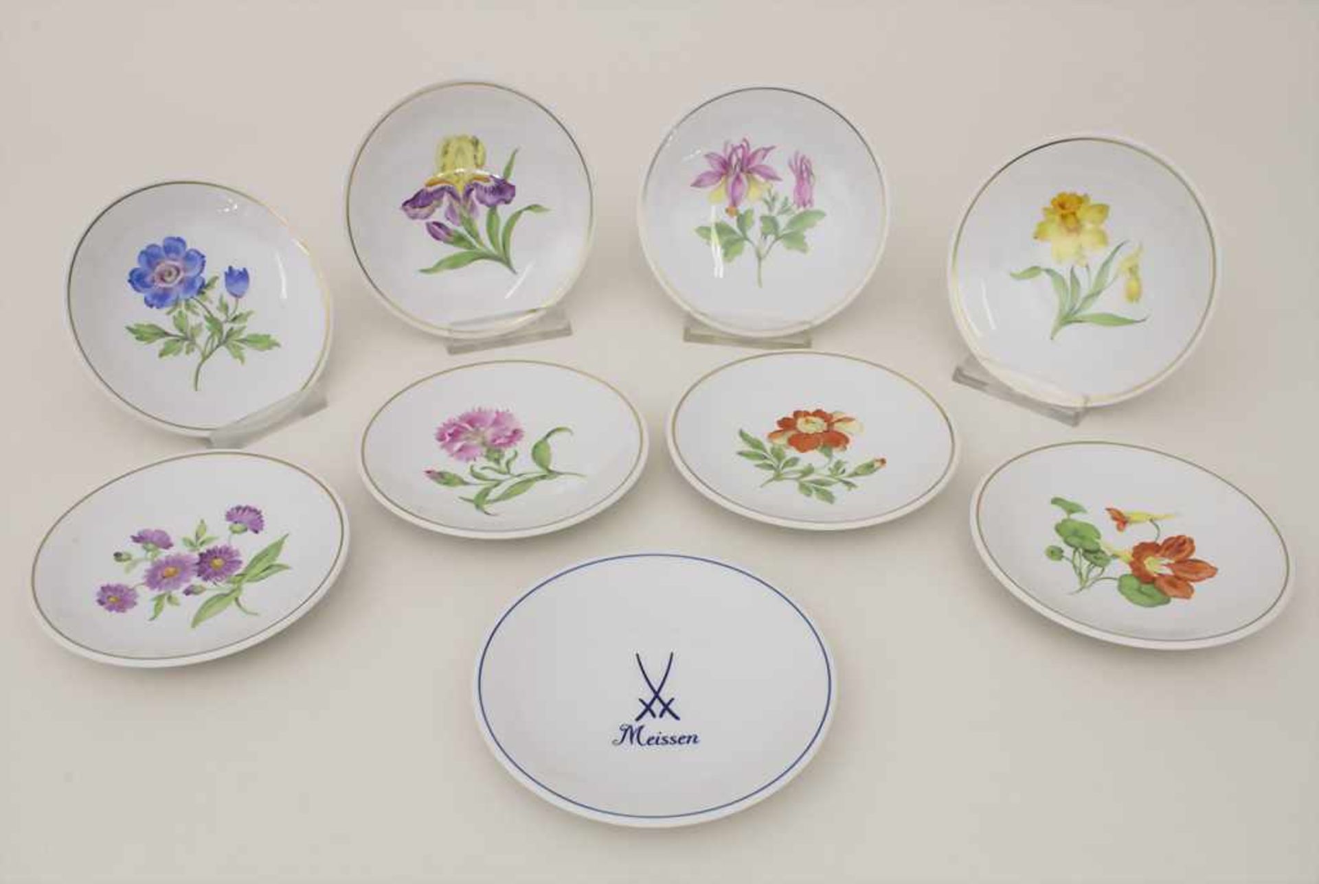 Satz von 9 Konfekttellern mit Blumenmalerei / A set of 9 small plates with flowers