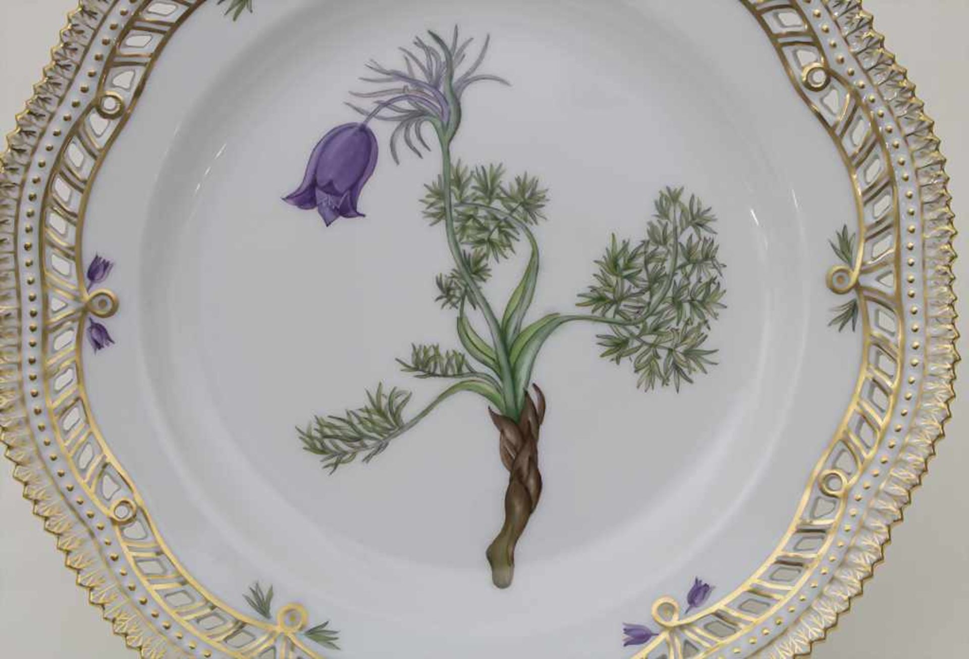 Teller mit Anemone / A plate with anemone, Flora Danica, Royal Copenhagen, 20. Jh. - Bild 2 aus 6