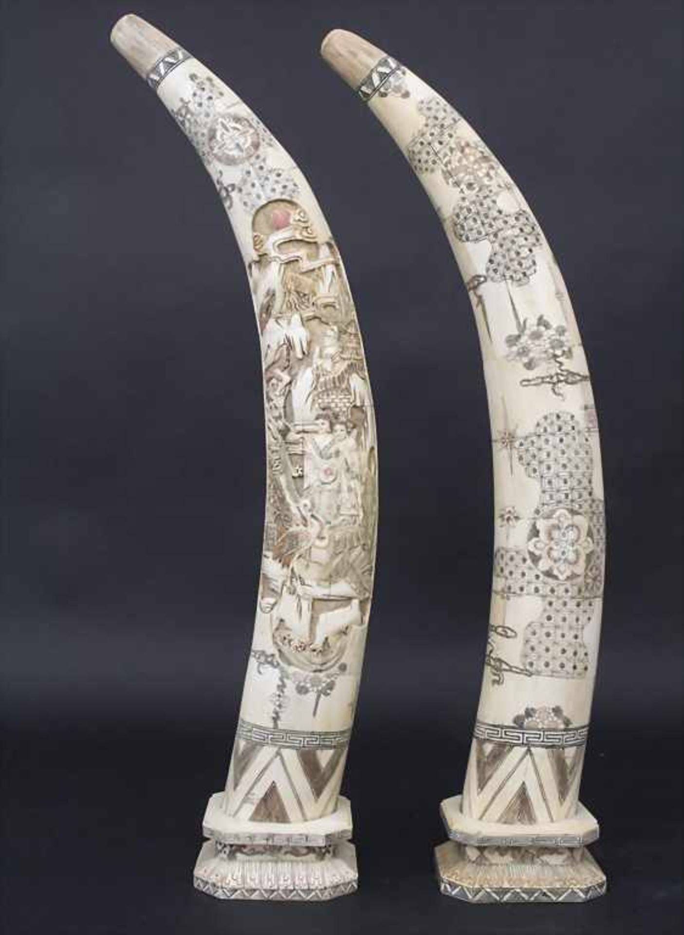 Paar Bein-Stoßzähne mit Schnitzdekor / A pair of bone tusks with carvings, China, 20. Jh.<b