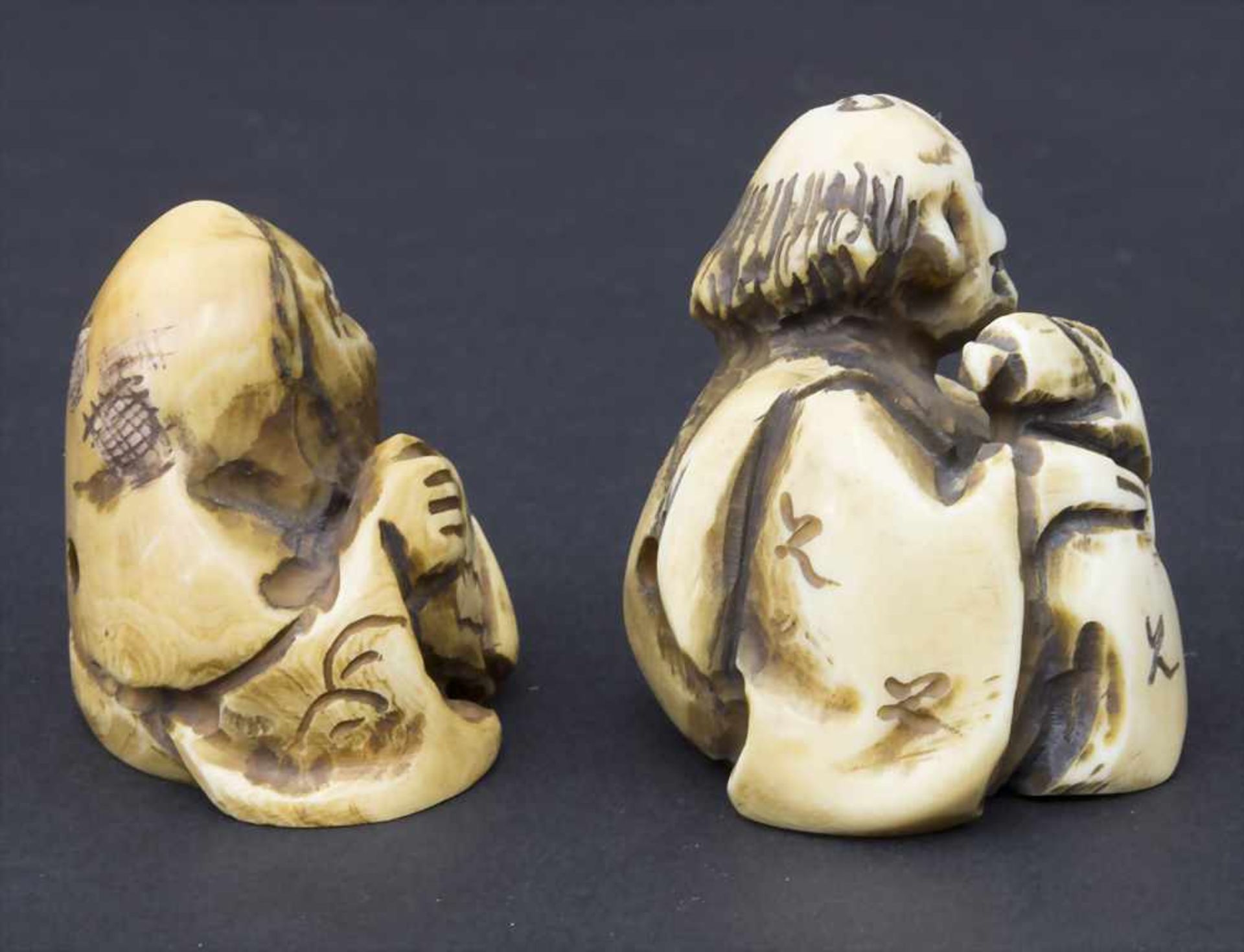 2 Netsuke 'Gelehrter' / 2 netsuke 'scholar', um 1900 - Image 4 of 6