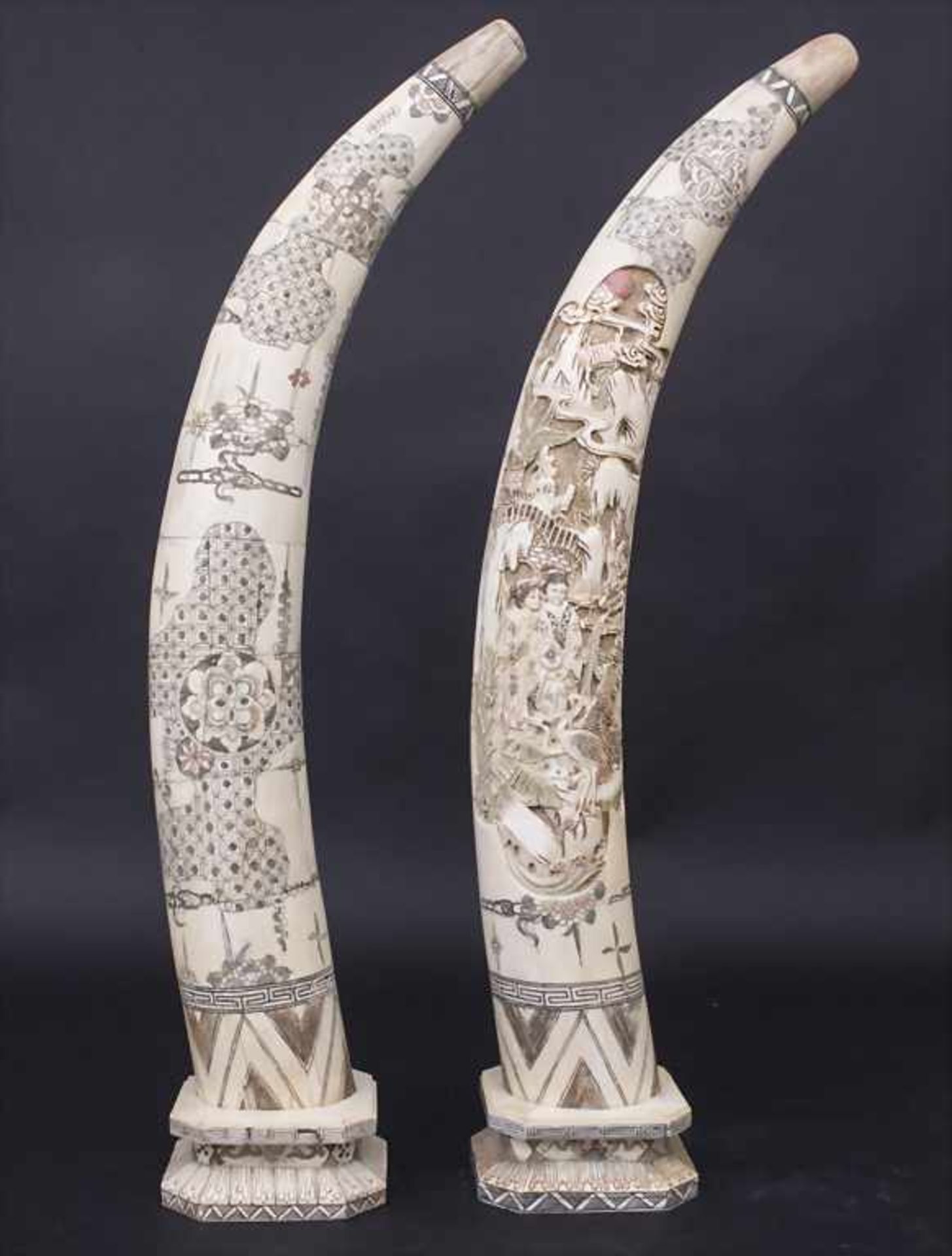 Paar Bein-Stoßzähne mit Schnitzdekor / A pair of bone tusks with carvings, China, 20. Jh.<b - Image 2 of 6