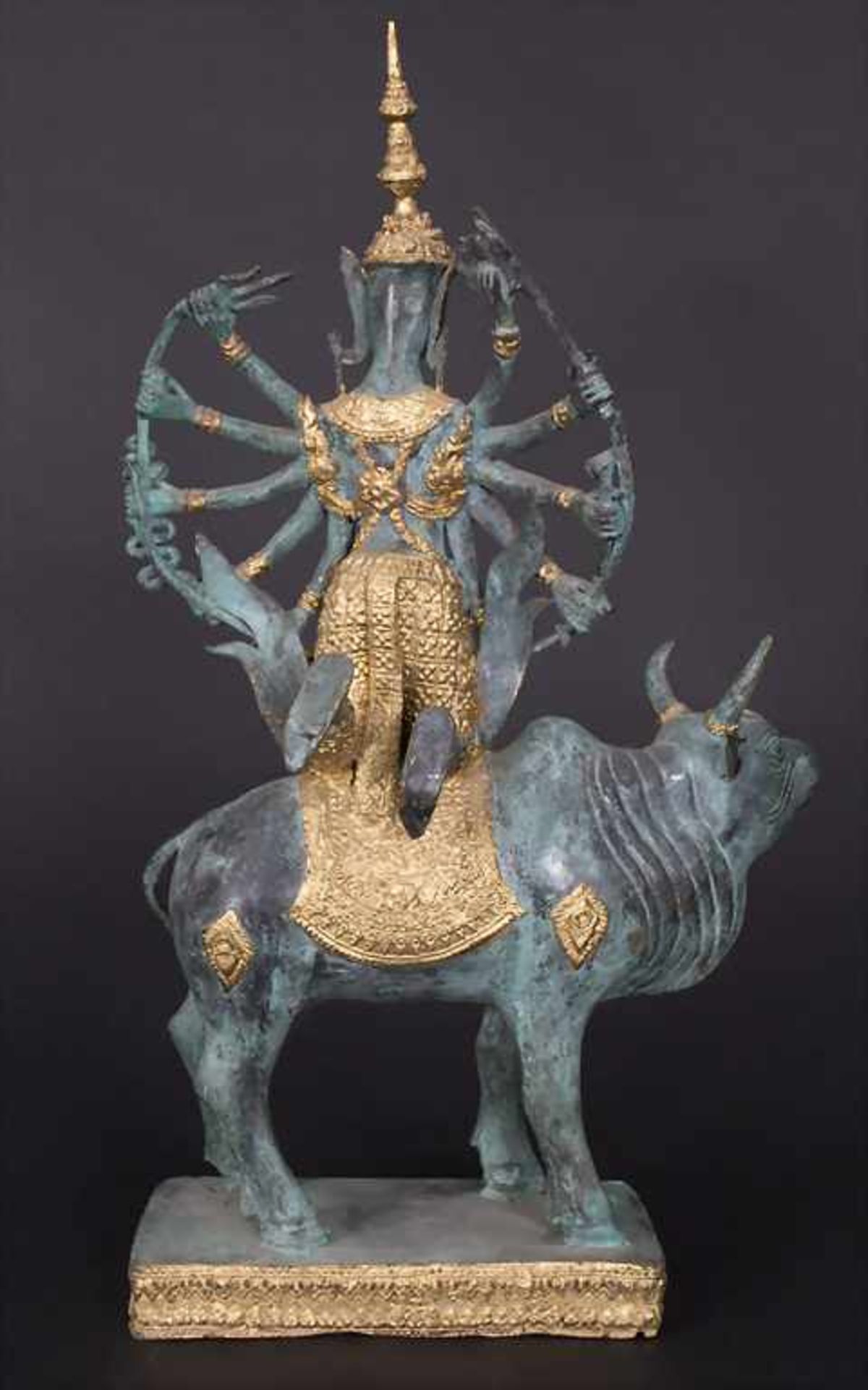 Bronzefigur 'Tempelwächter auf heiliger Kuh' / 'A temple guard on a holy cow', Thailand, 20. Jh. - Image 3 of 6