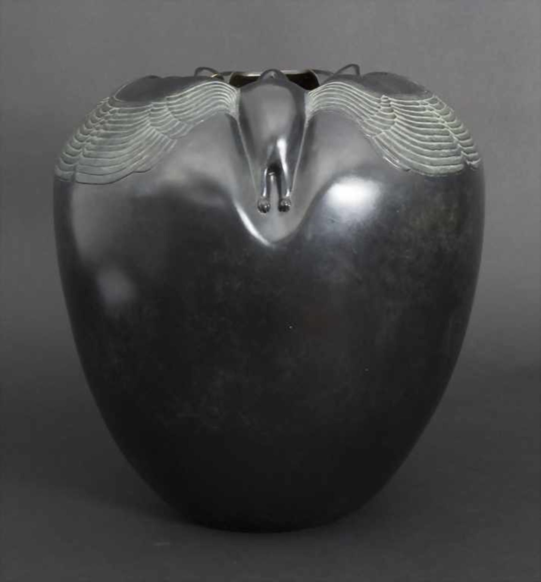 Margot Homan, Bronze Vase mit Friedenstauben