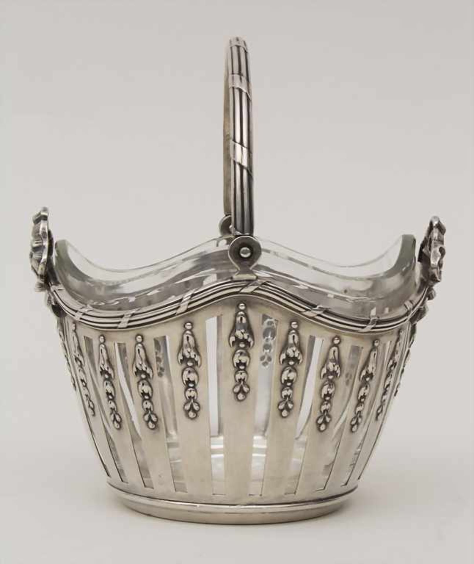 Henkelkorb mit Glaseinsatz / A silver basket with glass bowl, Wilkens & Söhne, Bremen-Hemelingen, um - Bild 2 aus 7