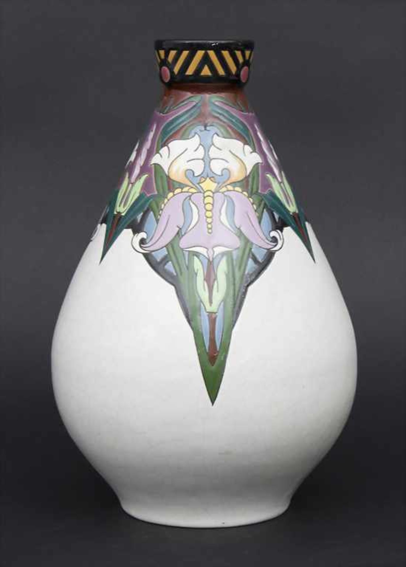 Jugendstil Vase mit Schwertlilien / An Art Nouveau vase with irises, Montières, Amiens, um - Bild 2 aus 5