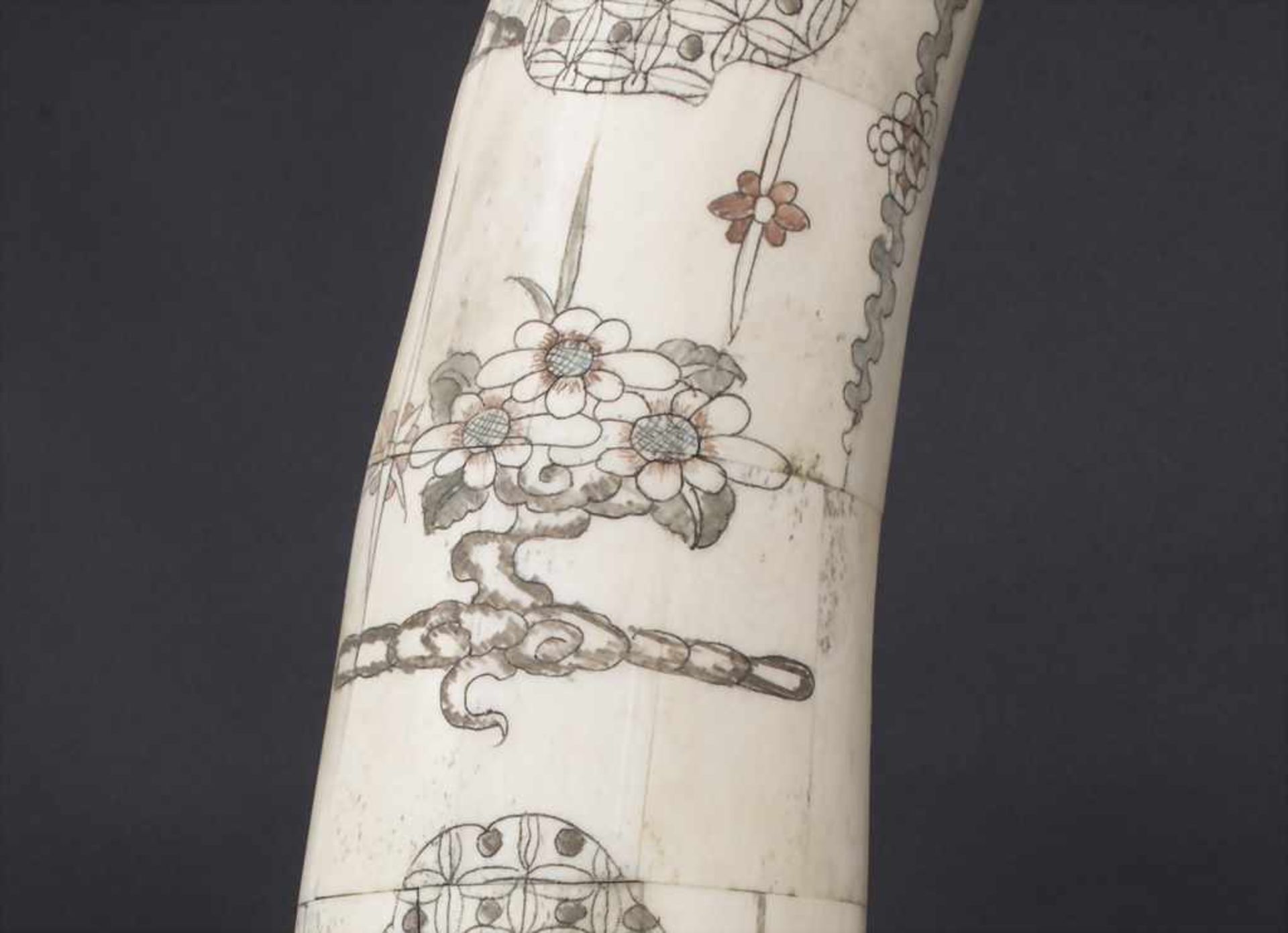 Paar Bein-Stoßzähne mit Schnitzdekor / A pair of bone tusks with carvings, China, 20. Jh.<b - Image 5 of 6