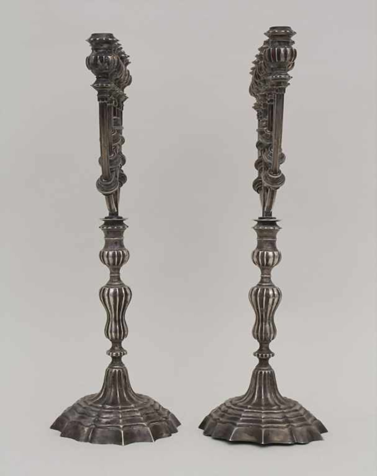 Paar Chanukka-Leuchter / A pair of hanukkah silver candlesticks, deutsch, um 1875 - Bild 2 aus 6