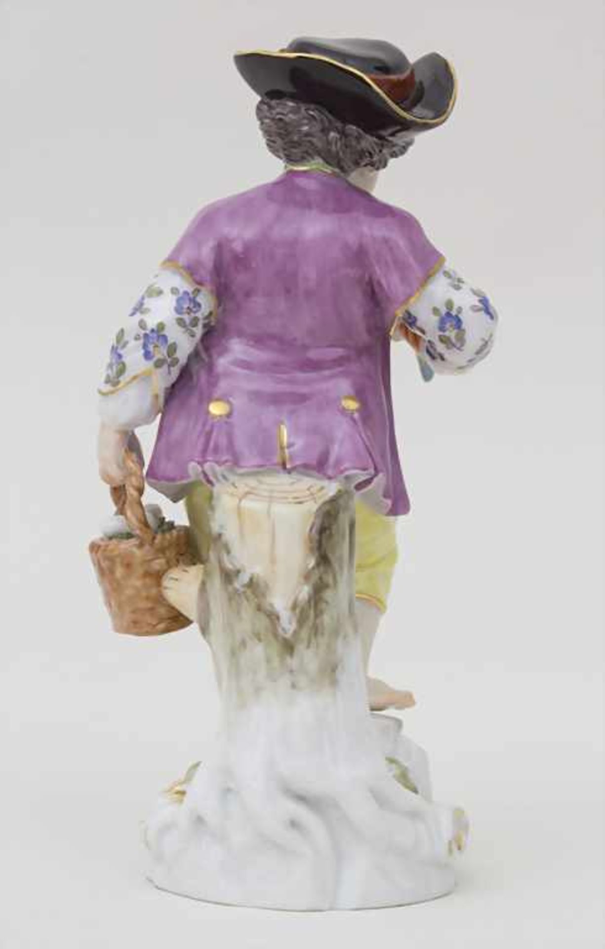 Gärtnerfigur 'Knabe mit Eierkorb' / A gardener child 'Boy with egg basket', Meissen, 2002< - Bild 3 aus 6