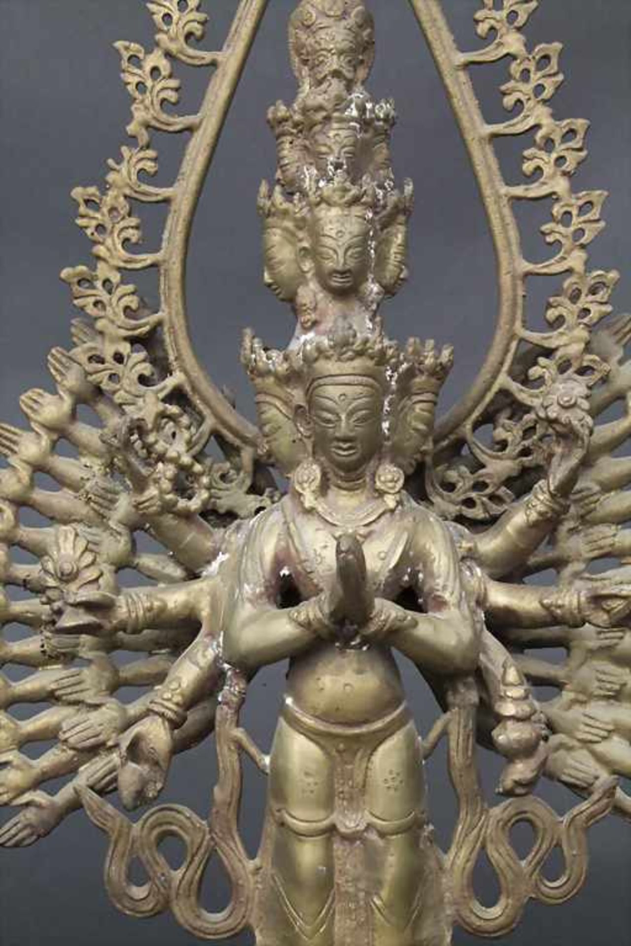 Boddhisattva-Figur 'Avalokiteshvara' / A boddhisattva figure 'Avalokiteshvara', tibeto-chinesisch, - Image 2 of 4
