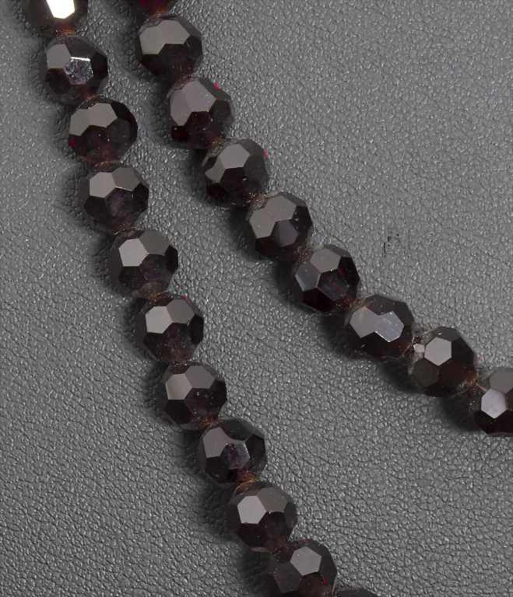 Granat-Collier / A garnet necklace - Bild 4 aus 6