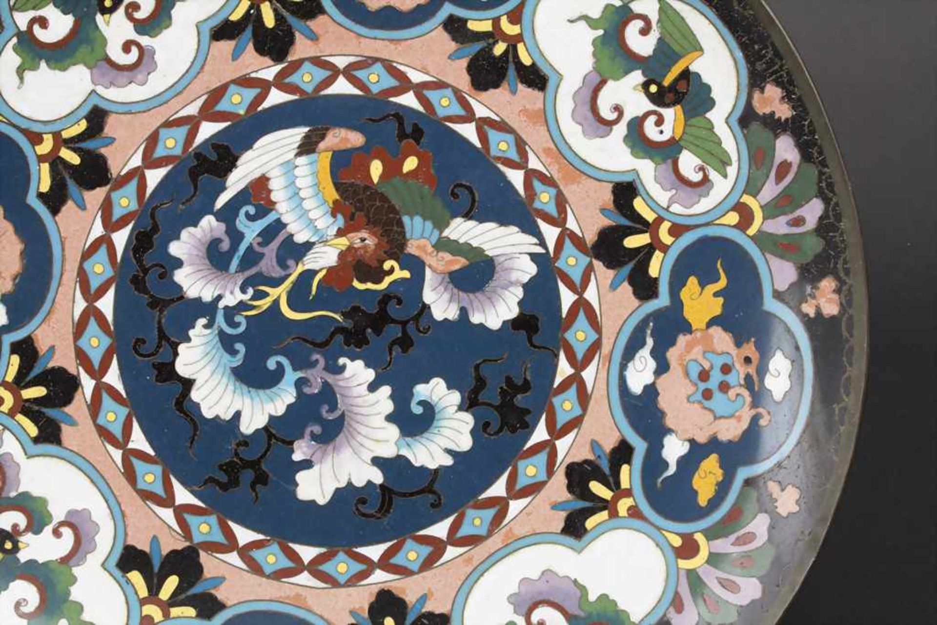 Cloisonné-Teller mit Phönix- und Blütendekor / A cloisonné plate with phoenix and flowers, Japan, - Image 2 of 4