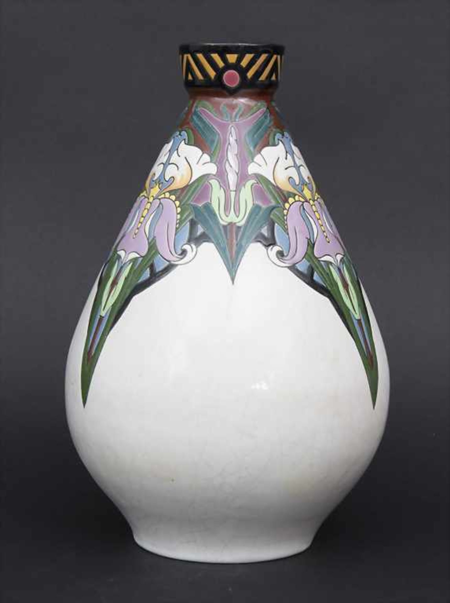 Jugendstil Vase mit Schwertlilien / An Art Nouveau vase with irises, Montières, Amiens, um