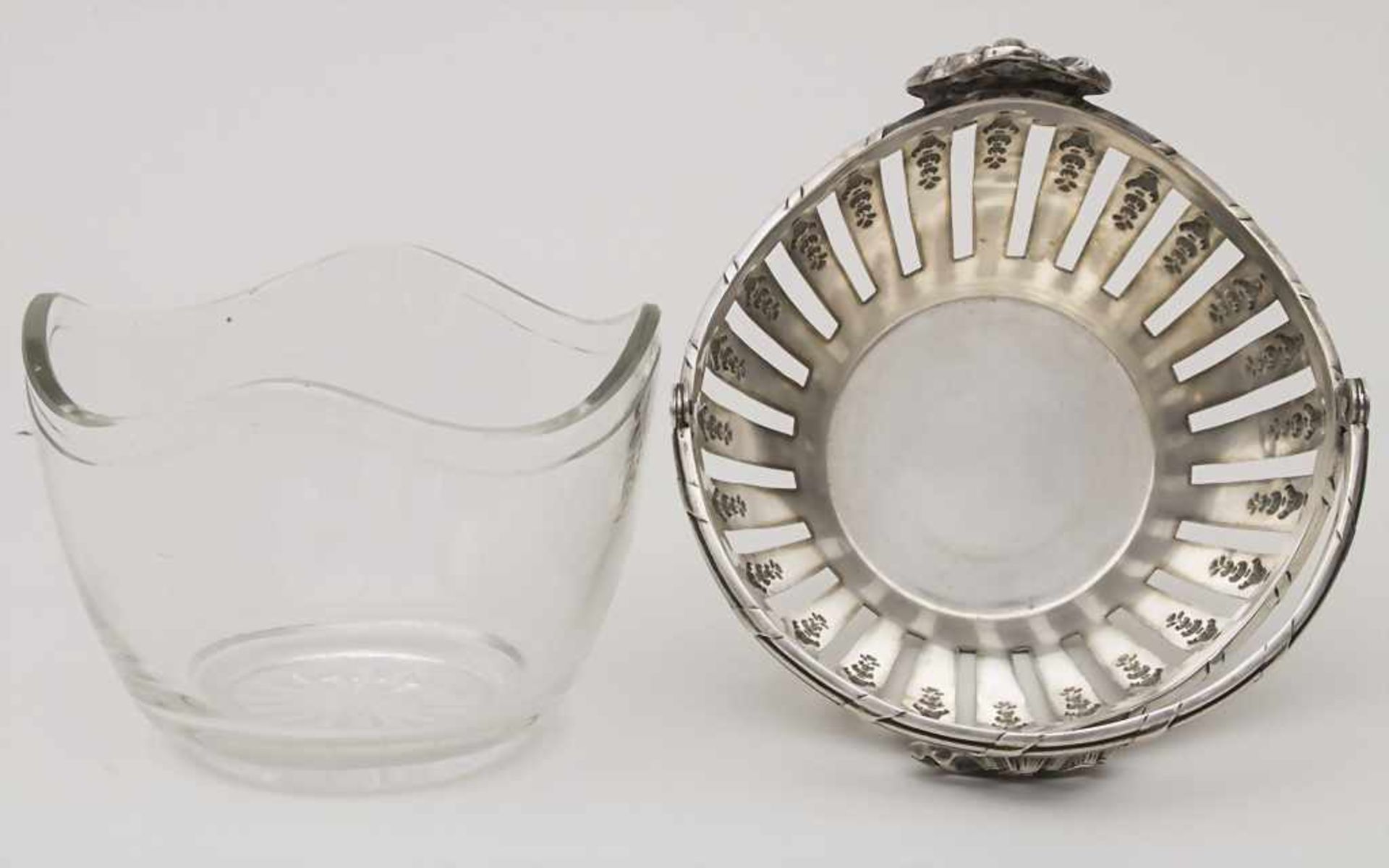 Henkelkorb mit Glaseinsatz / A silver basket with glass bowl, Wilkens & Söhne, Bremen-Hemelingen, um - Bild 6 aus 7