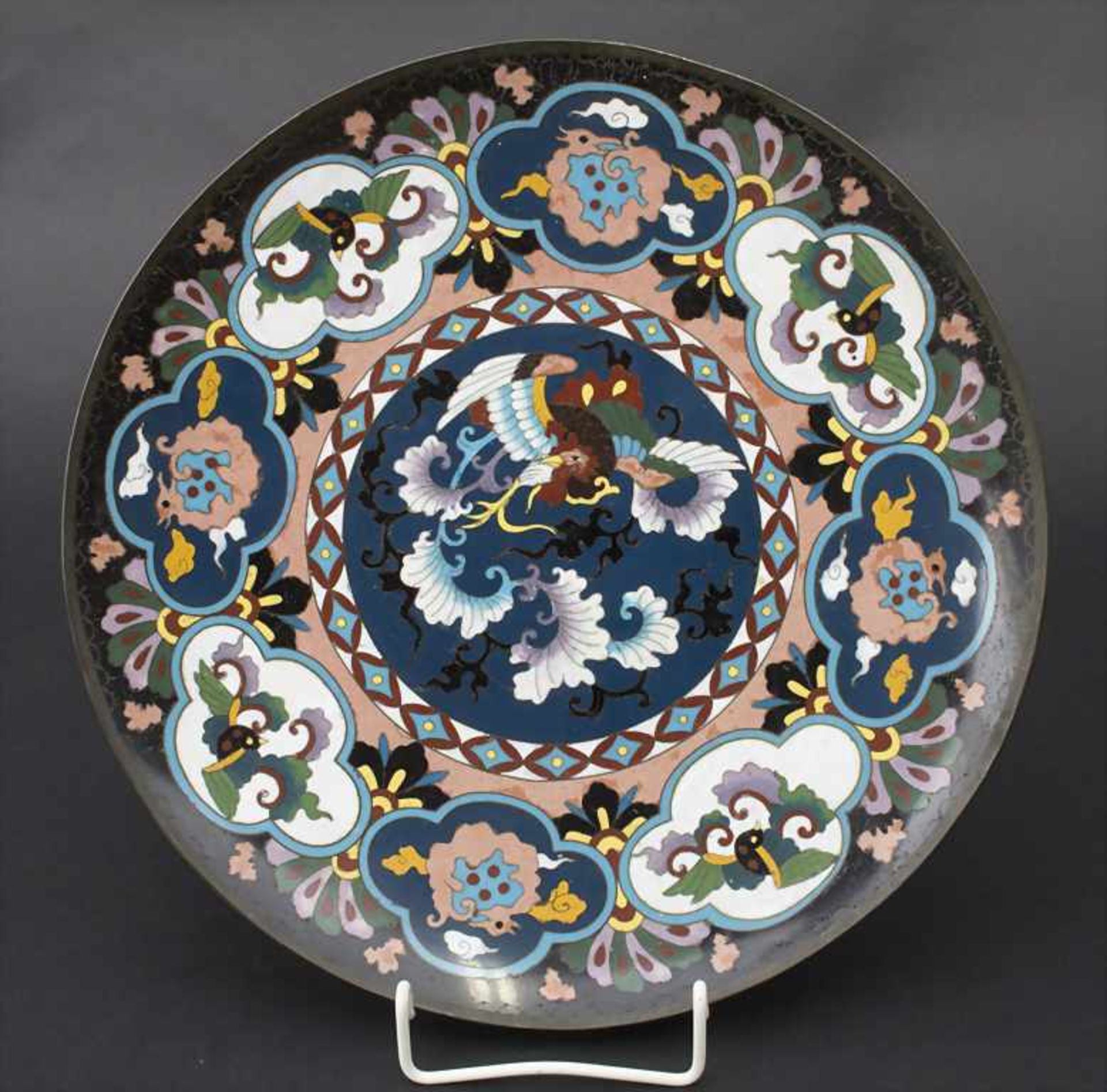 Cloisonné-Teller mit Phönix- und Blütendekor / A cloisonné plate with phoenix and flowers, Japan,
