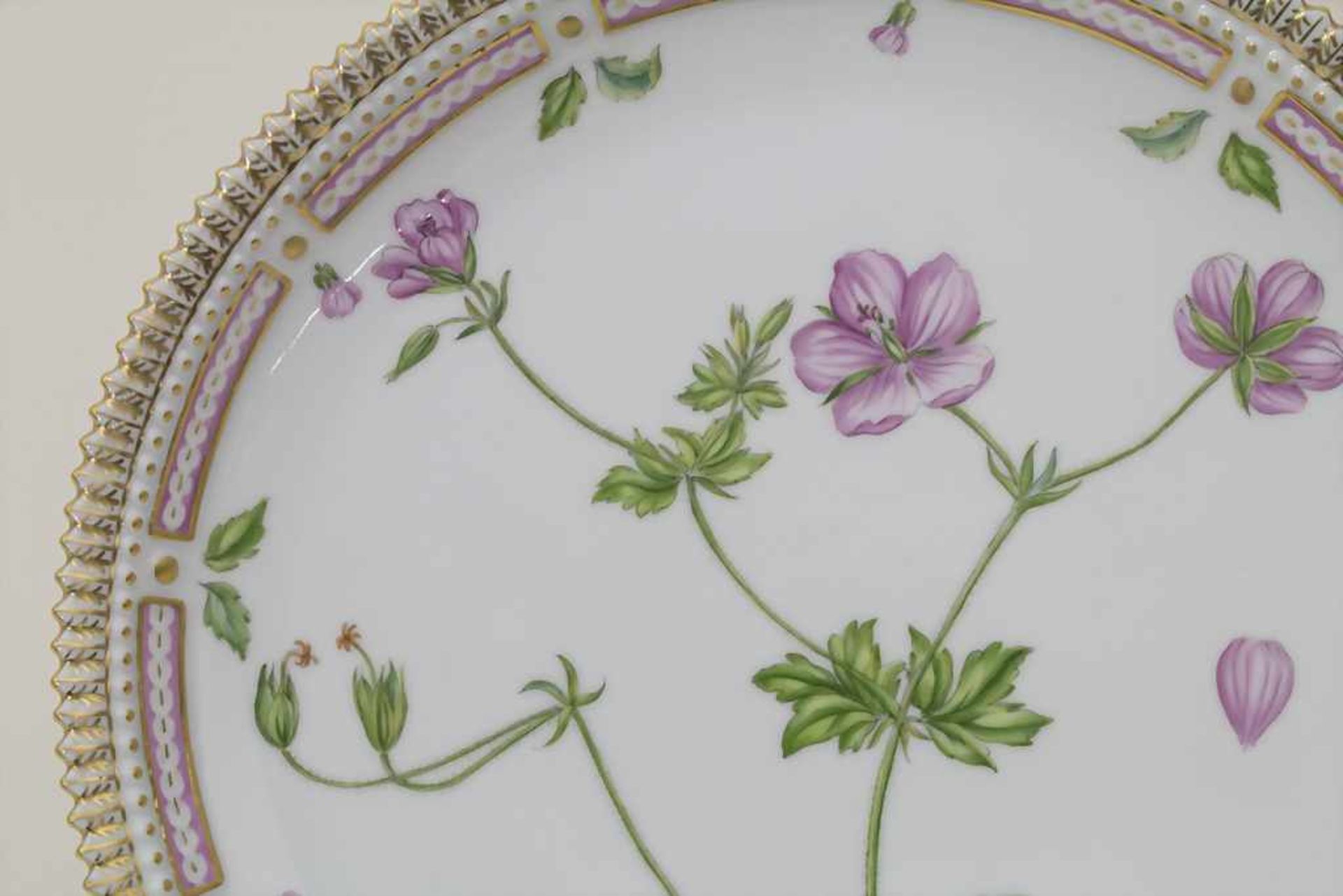 Teller mit Sumpf-Storchschnabel / A plate with geranium, Flora Danica, Royal Copenhagen, 20. Jh. - Bild 2 aus 5