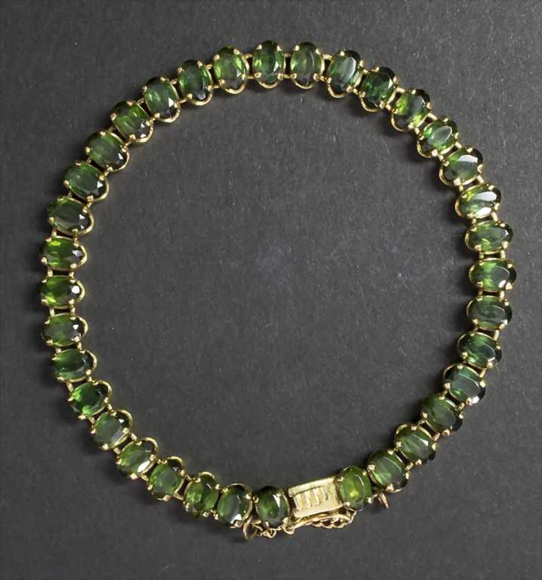 Armband mit grünen Farbsteinen / A bracelet with green colored stones<
