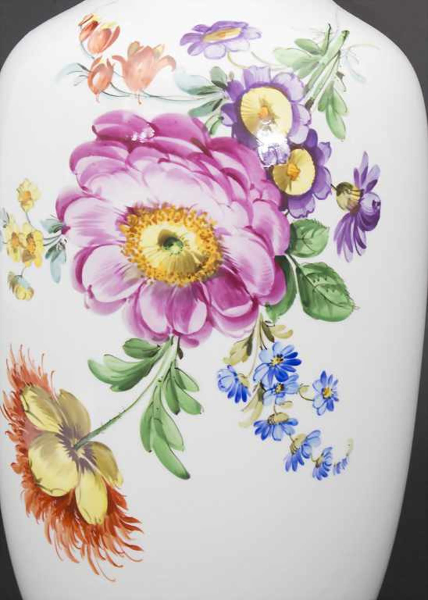 Vase mit Blumenmalerei / A vase with flowers, Carl Thieme, Potschappel, 20. Jh. - Bild 2 aus 8