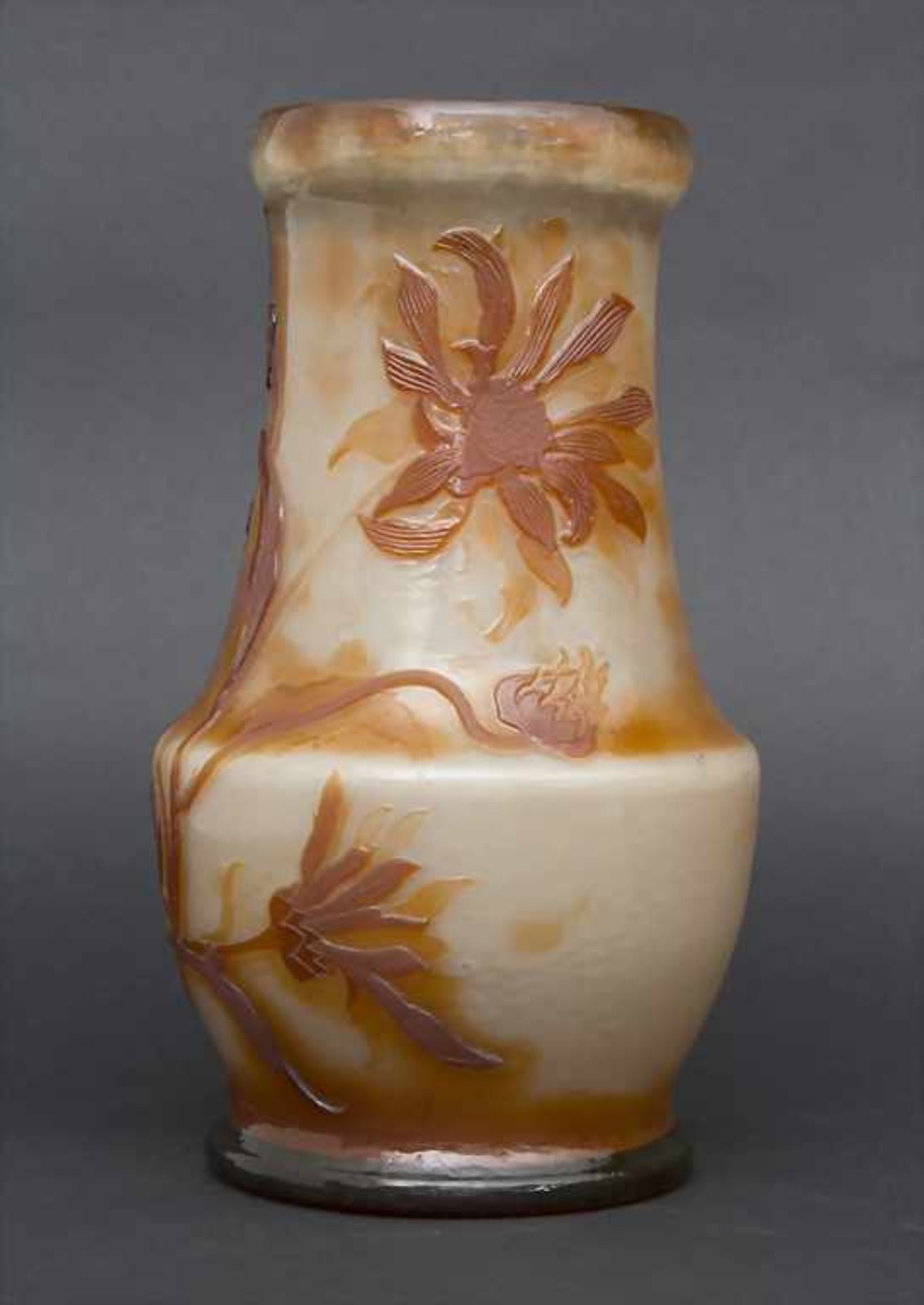 Große Jugendstil Vase mit Chrysanthemen / A large Art Nouveau vase with Chrysanthemum, Emile