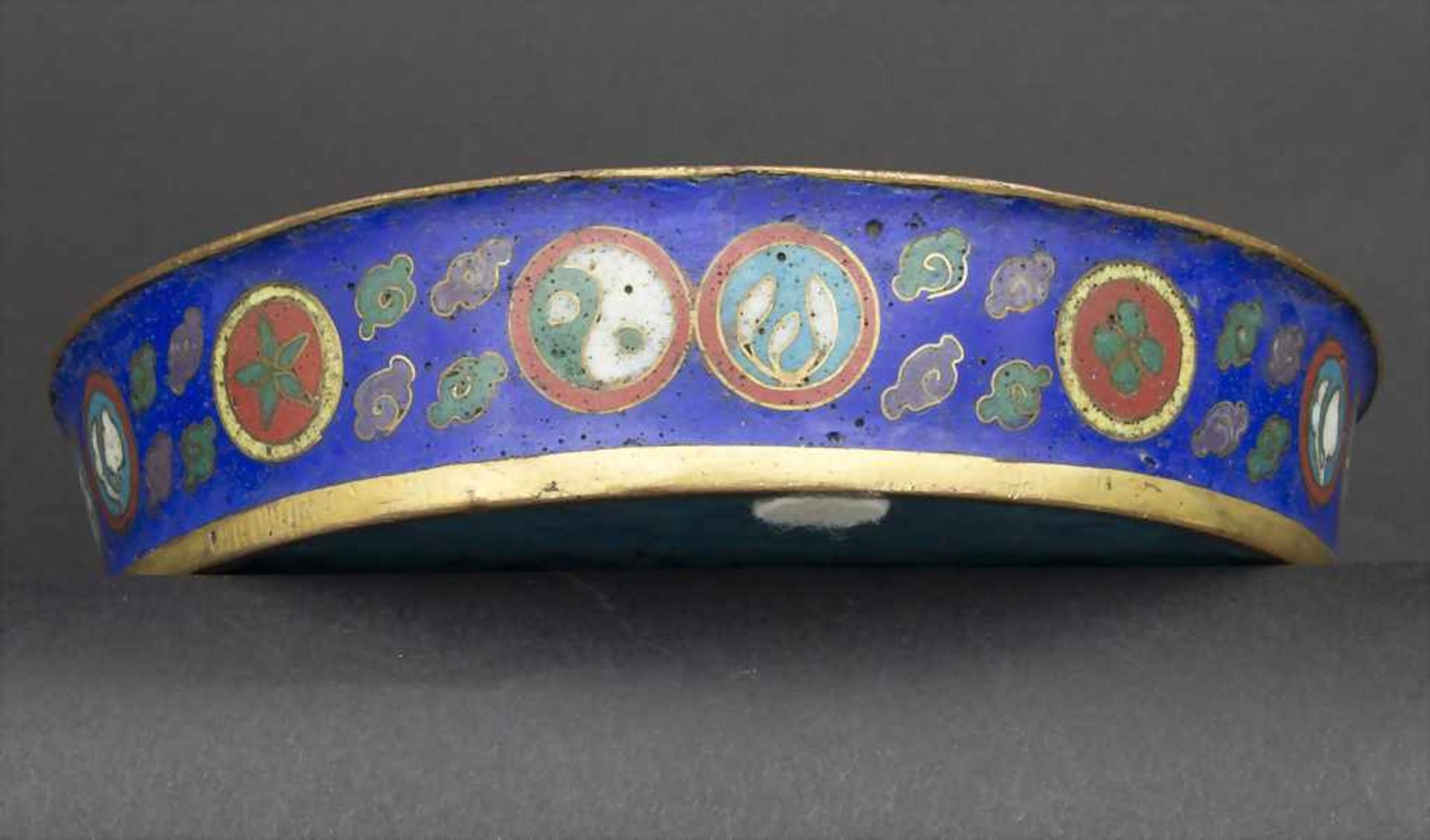 Cloisonné-Schale mit Fohund, Vögeln und Blütenstrauch / A cloisonné bowl with Fo dog, birds and - Image 4 of 6