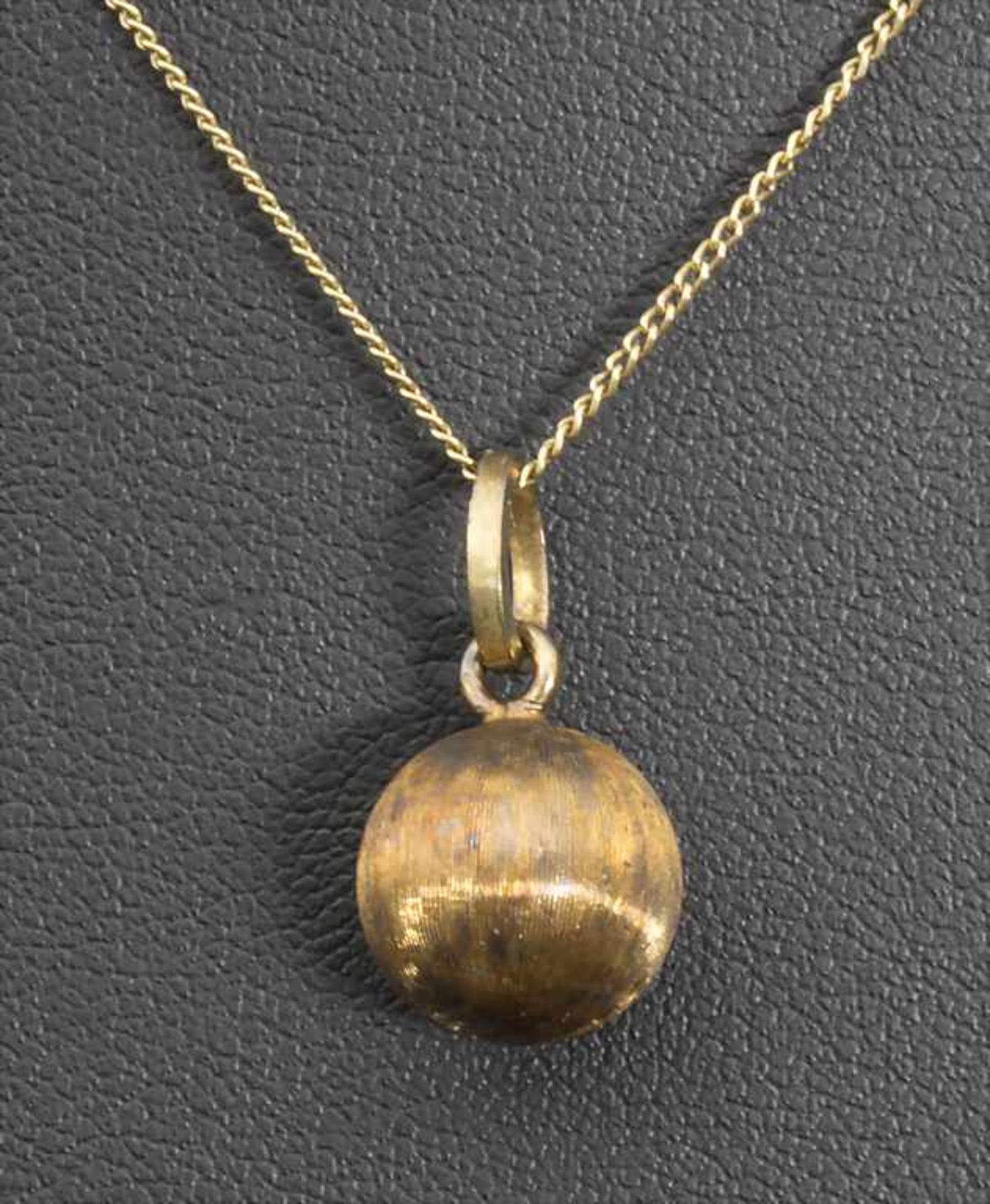 Kette mit Kugel-Anhänger / A chain with ball pendant<