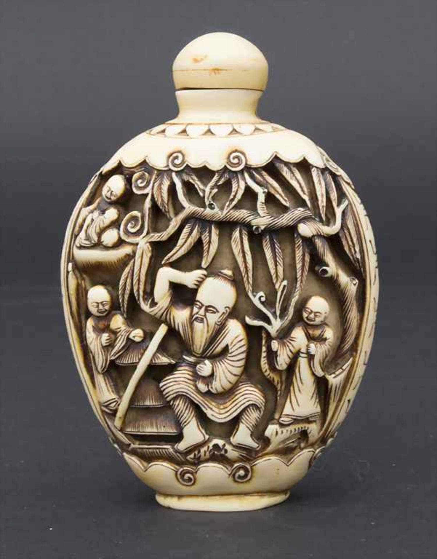 Snuffbottle mit Figurendekor / A snuff bottle with figural scenes, China, un 1900