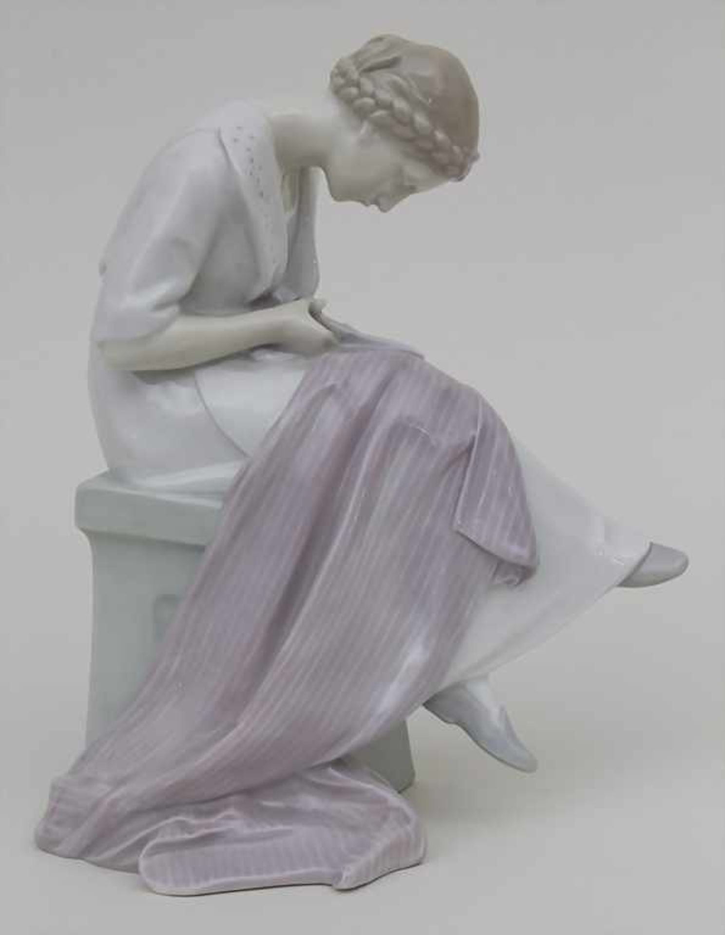 Jugendstil Darstellung einer jungen Schneiderin / An Art Nouveau porcelain figurine of a young - Image 2 of 8