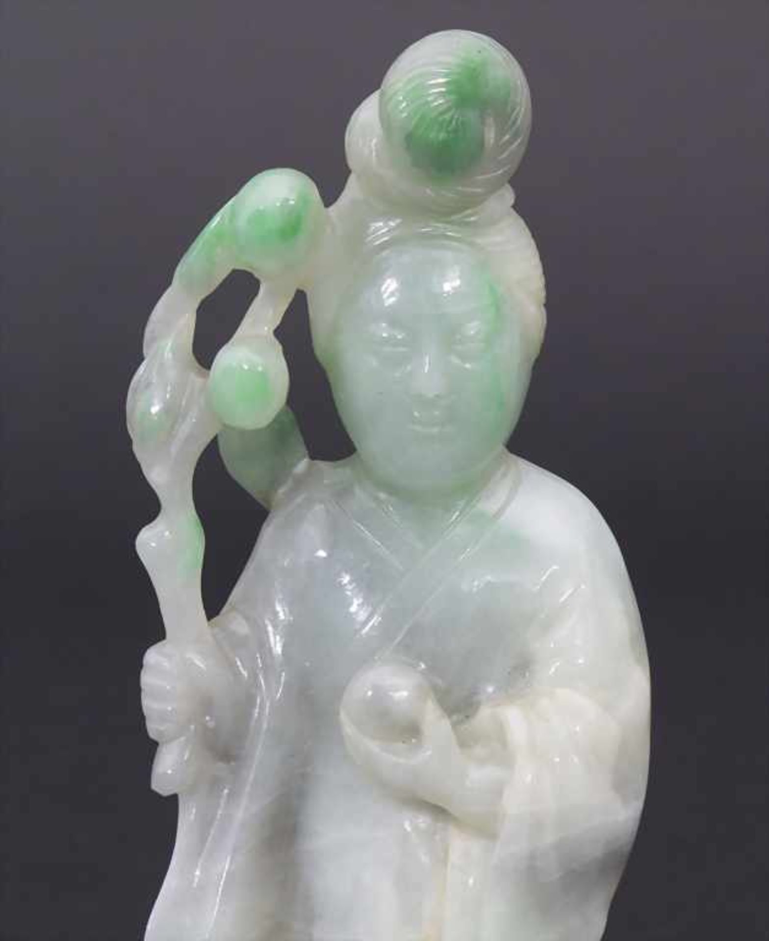 Jadefigur 'Guanying mit Lotusblüte' / A jade figure 'Guanyin'< - Image 5 of 6