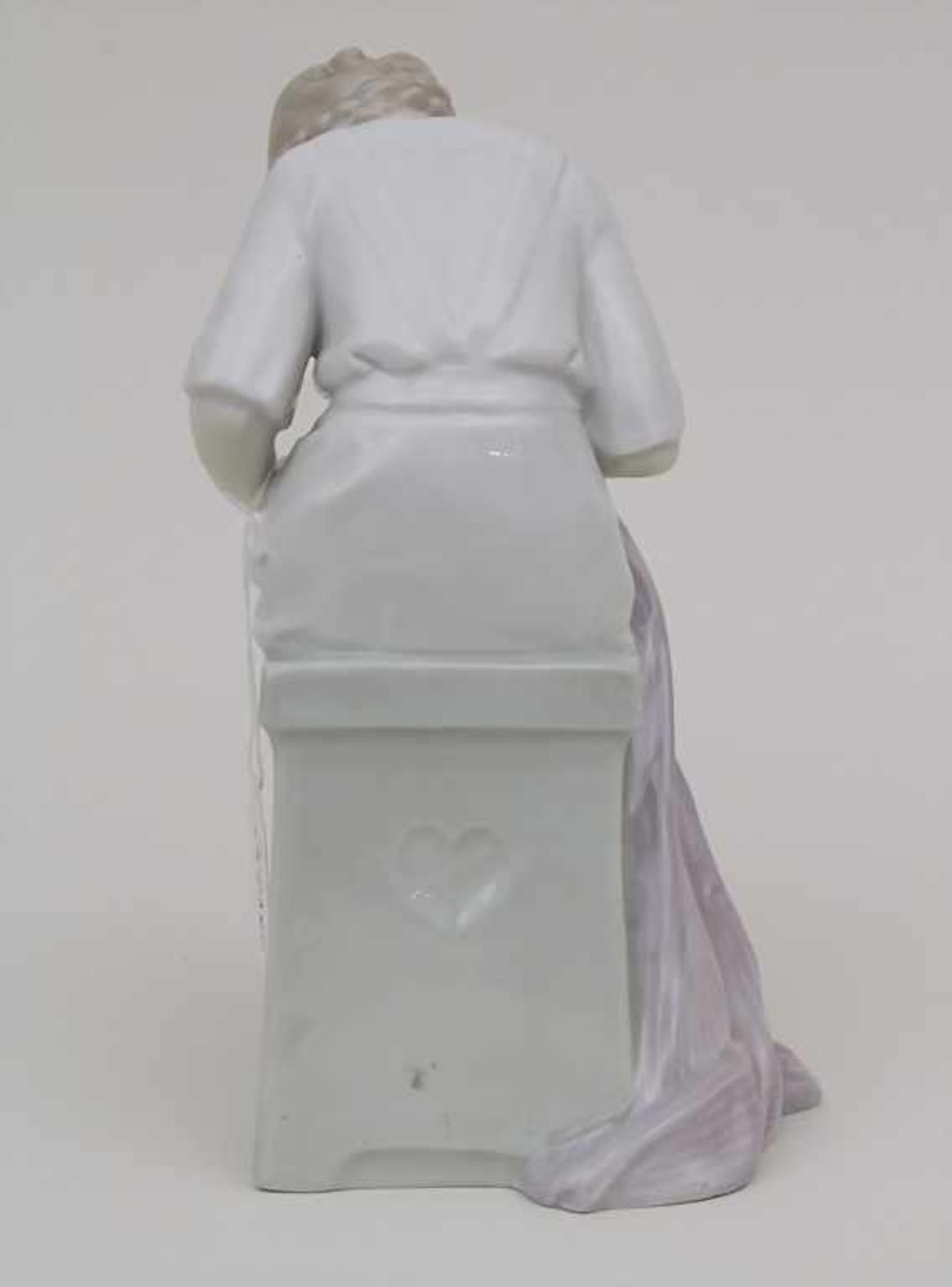 Jugendstil Darstellung einer jungen Schneiderin / An Art Nouveau porcelain figurine of a young - Image 3 of 8