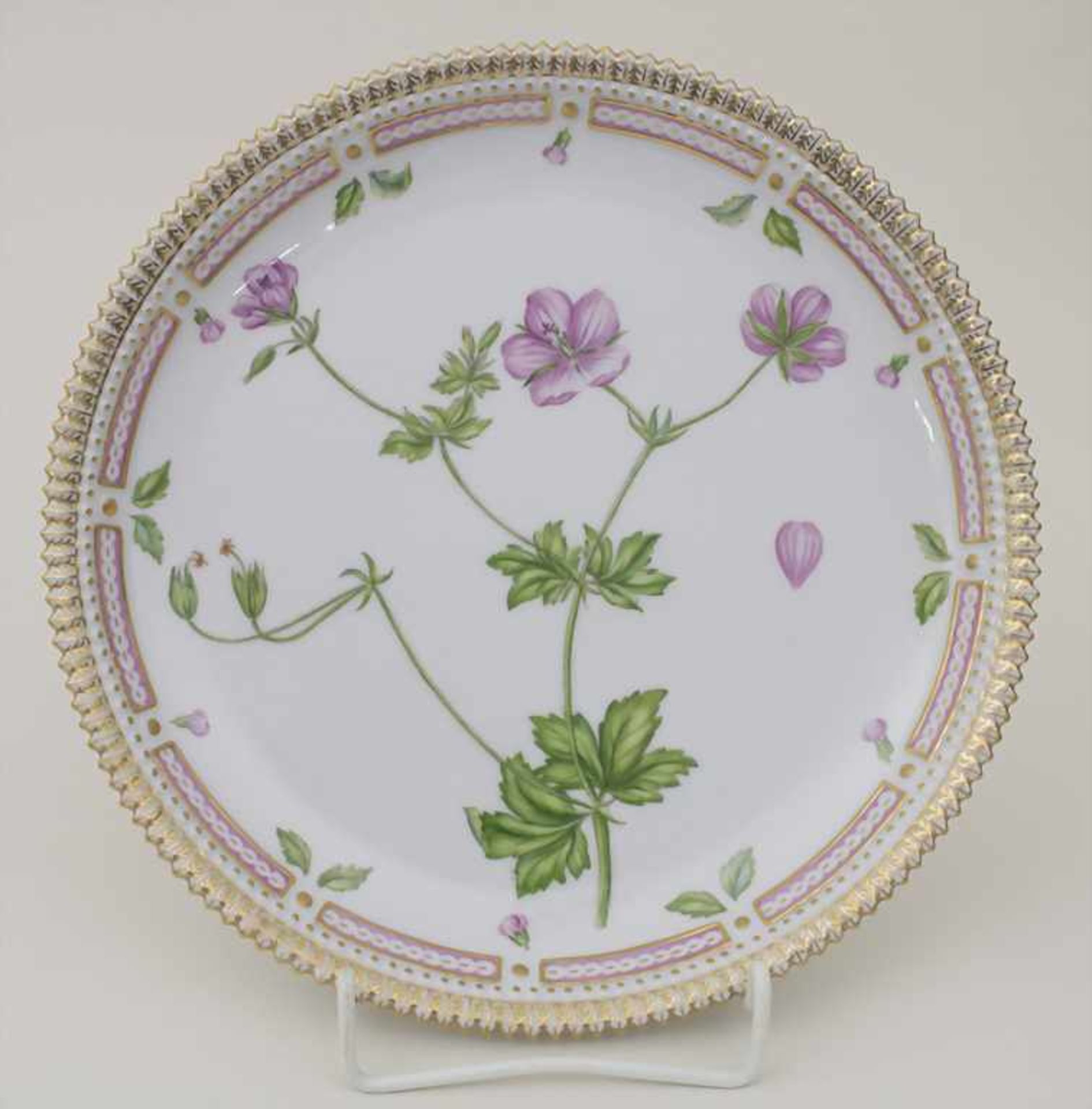 Teller mit Sumpf-Storchschnabel / A plate with geranium, Flora Danica, Royal Copenhagen, 20. Jh.