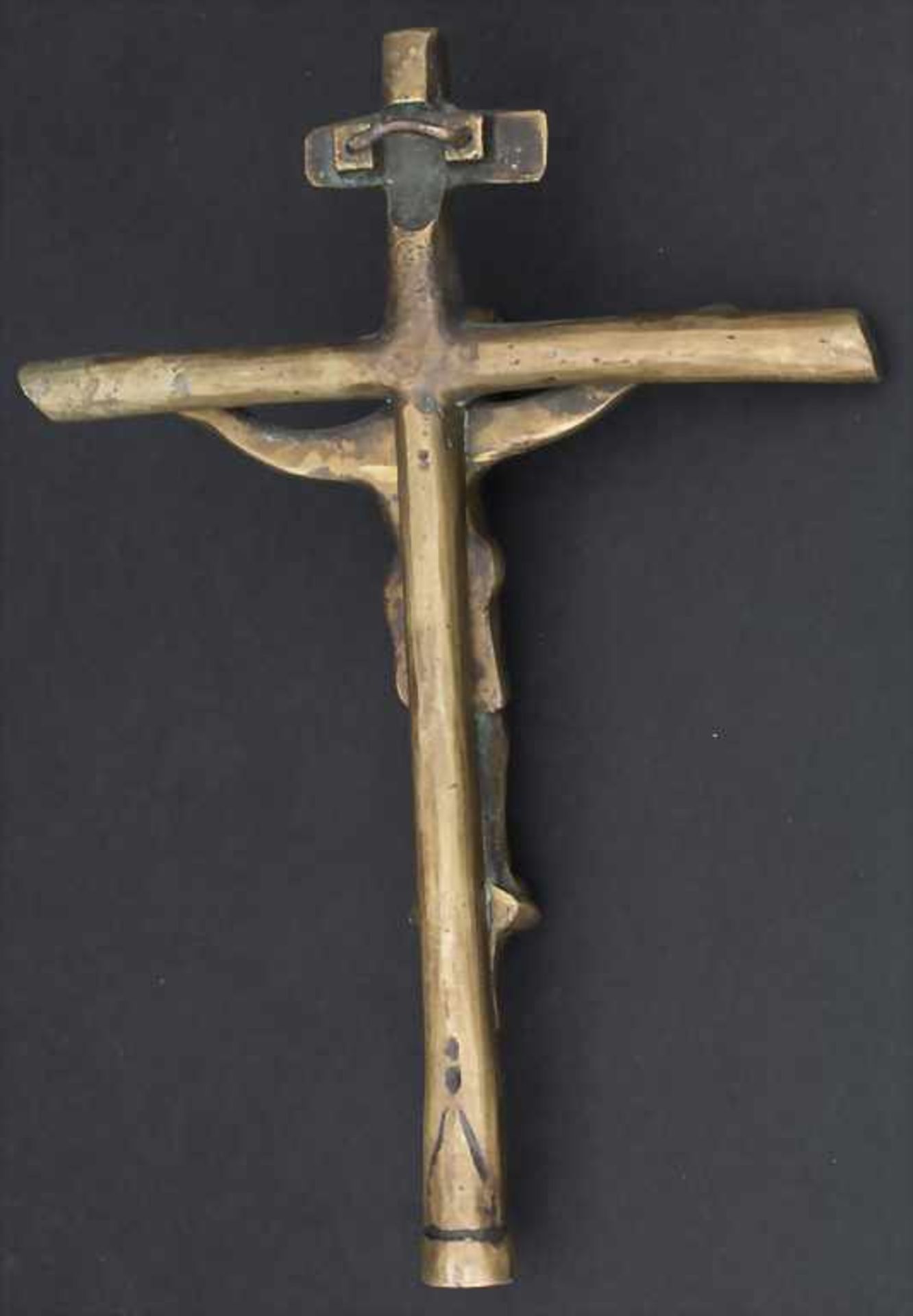 Bronze-Kruzifix / A bronze crucifix, 18./19. Jh. - Image 2 of 2