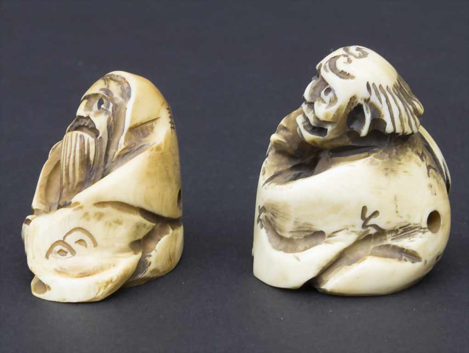 2 Netsuke 'Gelehrter' / 2 netsuke 'scholar', um 1900 - Image 2 of 6