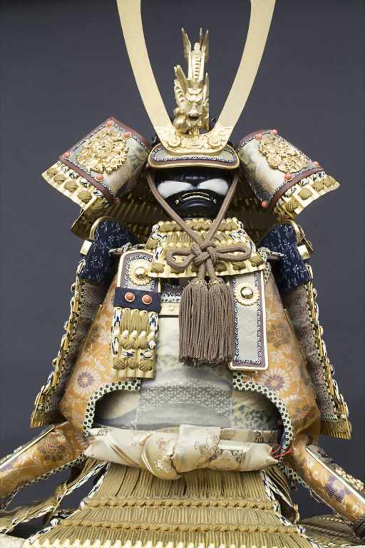 Dekorations-Samurai-Rüstung (Yoroi) / A decoration samurai armor, Japan, 20. Jh.< - Image 2 of 13