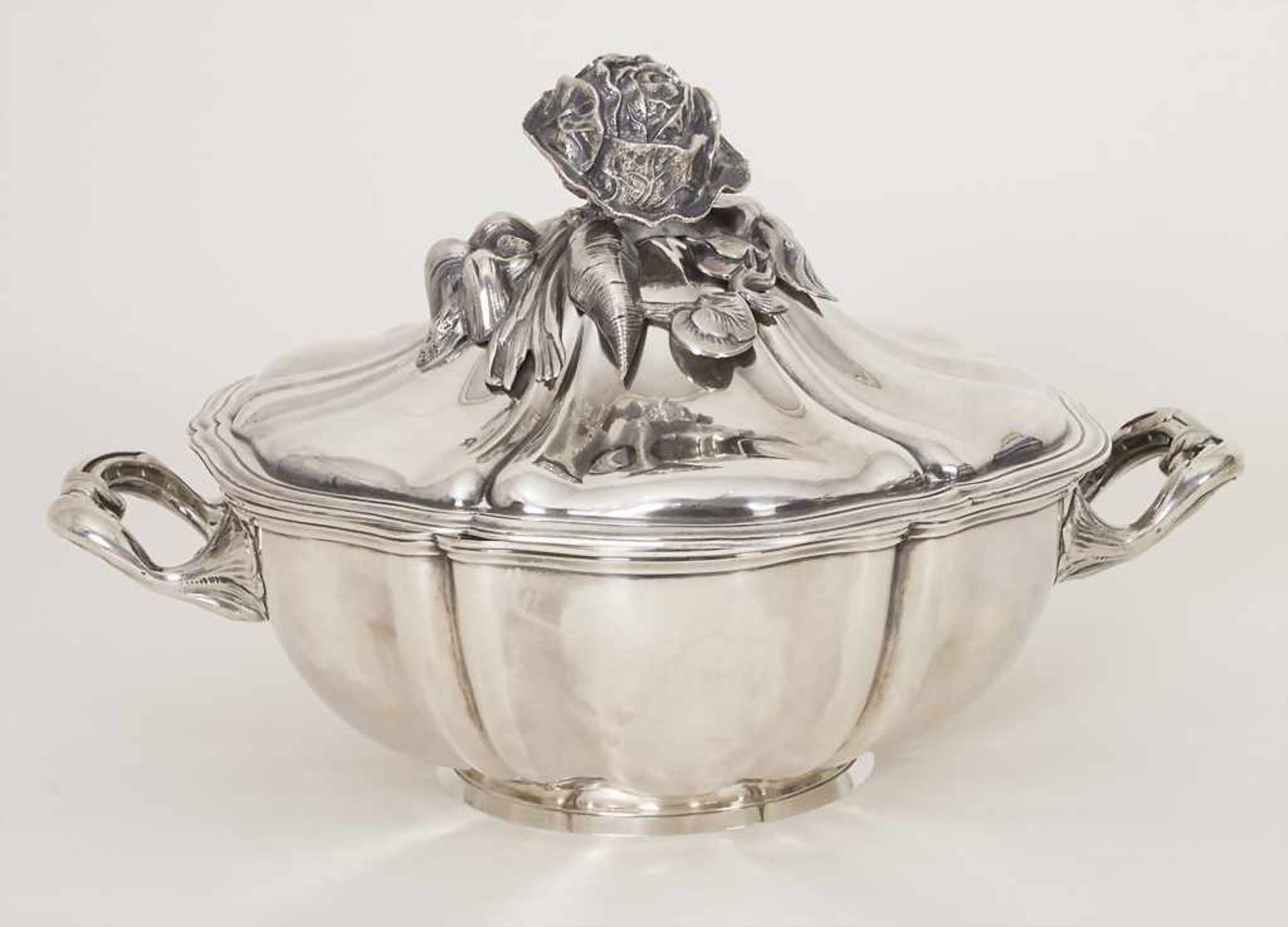 Legumier / Wöchnerinnenschüssel / A silver vegetable tureen cover, DEBAIN, Paris, um 1900<b