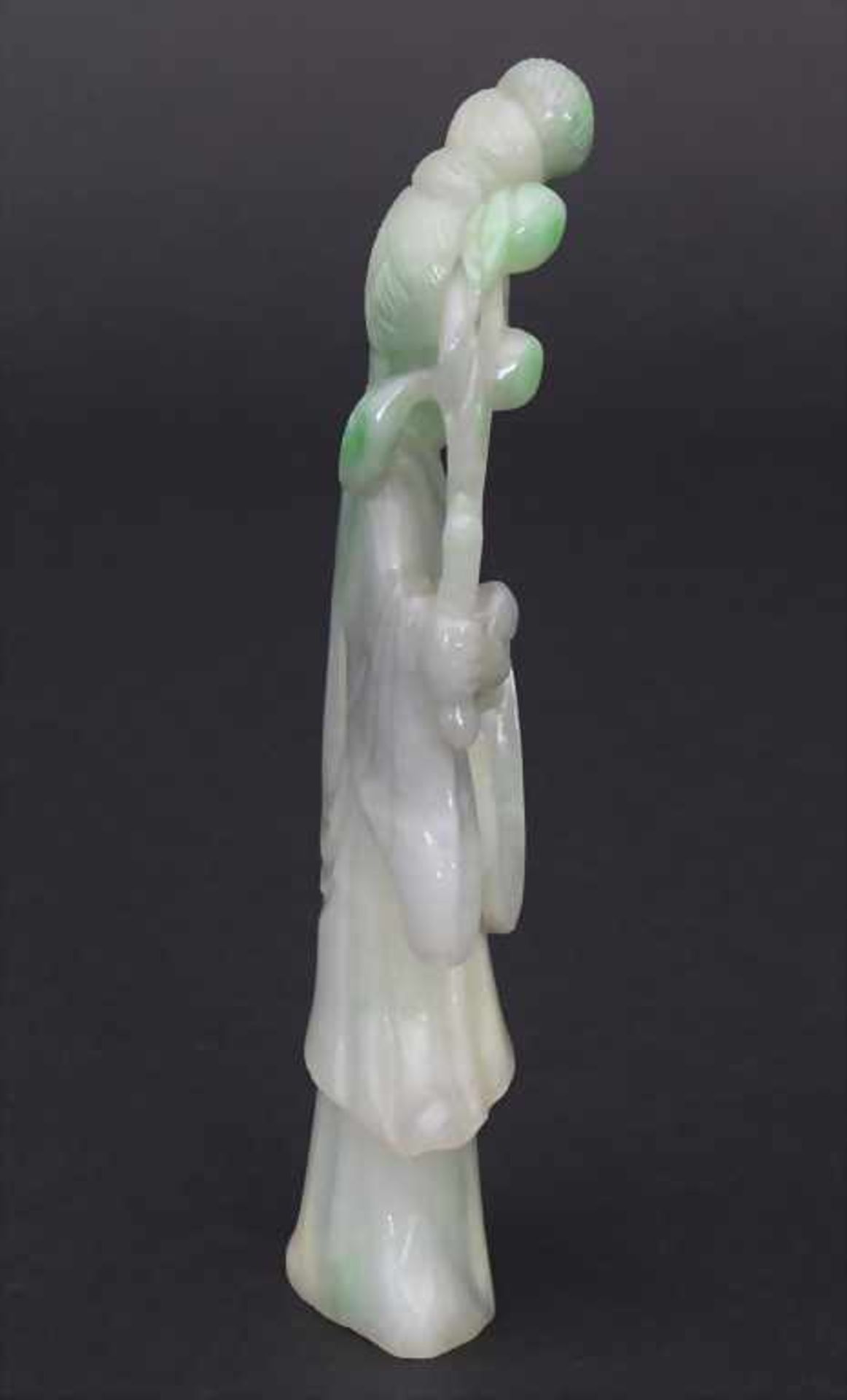 Jadefigur 'Guanying mit Lotusblüte' / A jade figure 'Guanyin'< - Image 4 of 6