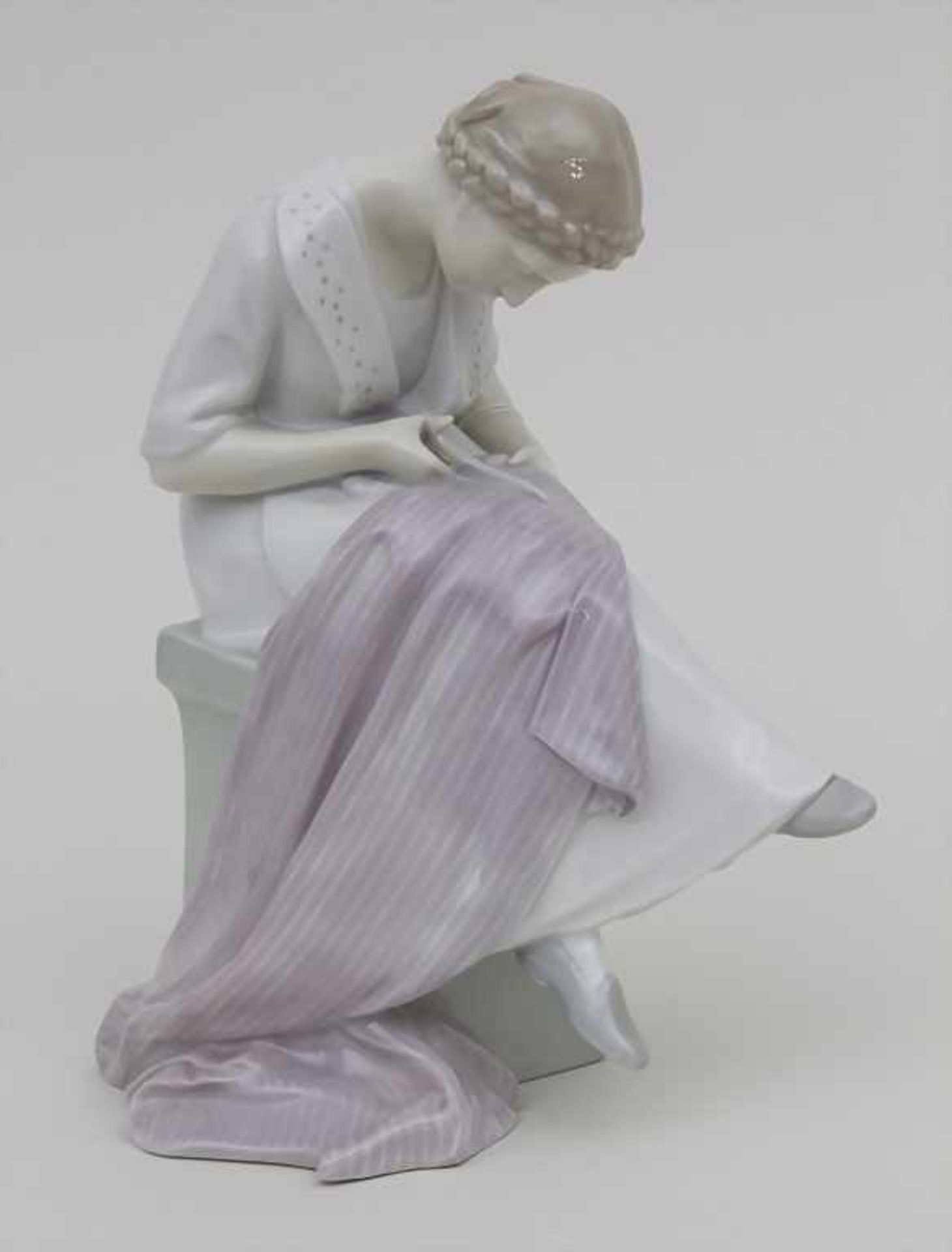 Jugendstil Darstellung einer jungen Schneiderin / An Art Nouveau porcelain figurine of a young