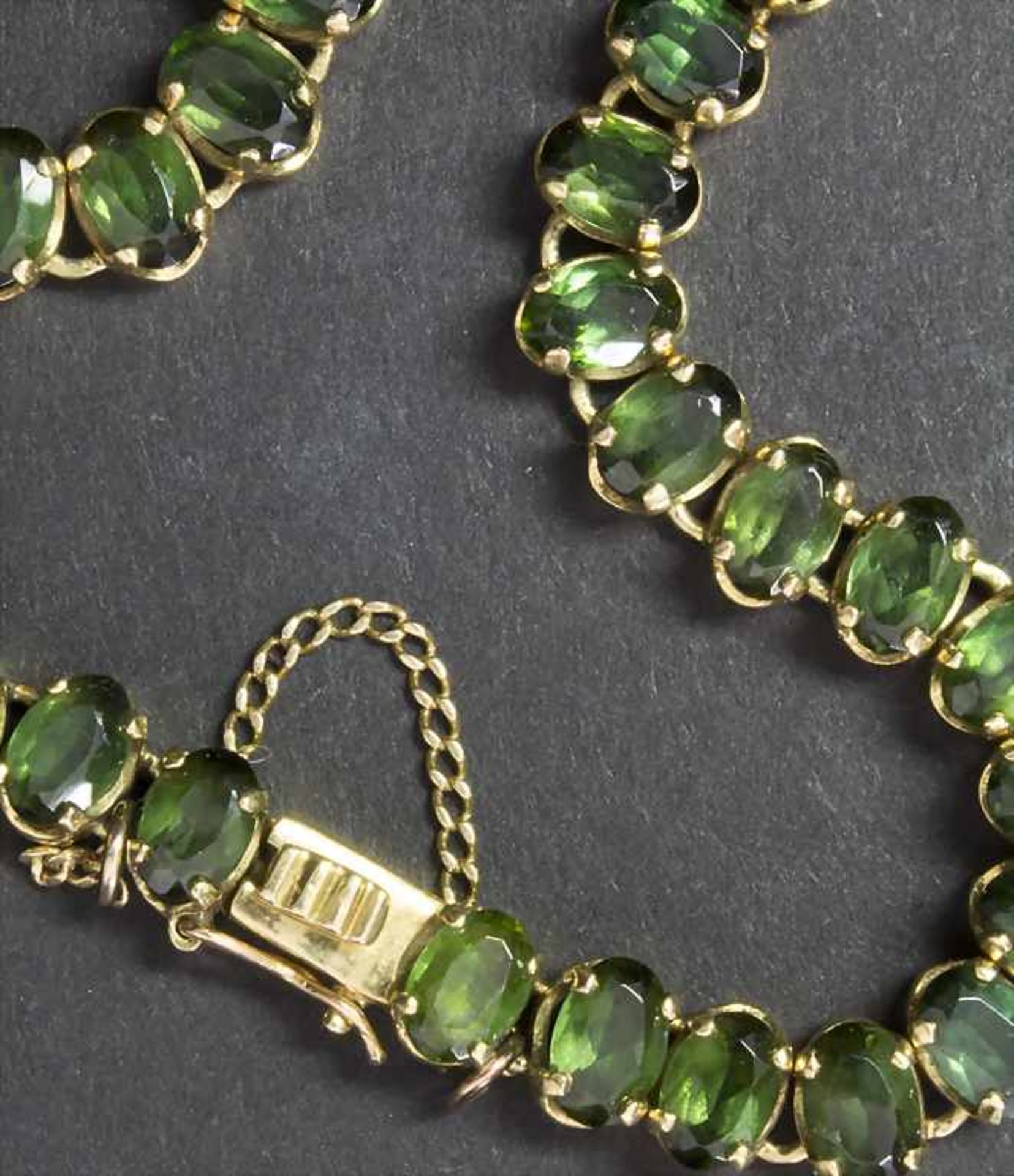 Armband mit grünen Farbsteinen / A bracelet with green colored stones< - Image 3 of 3