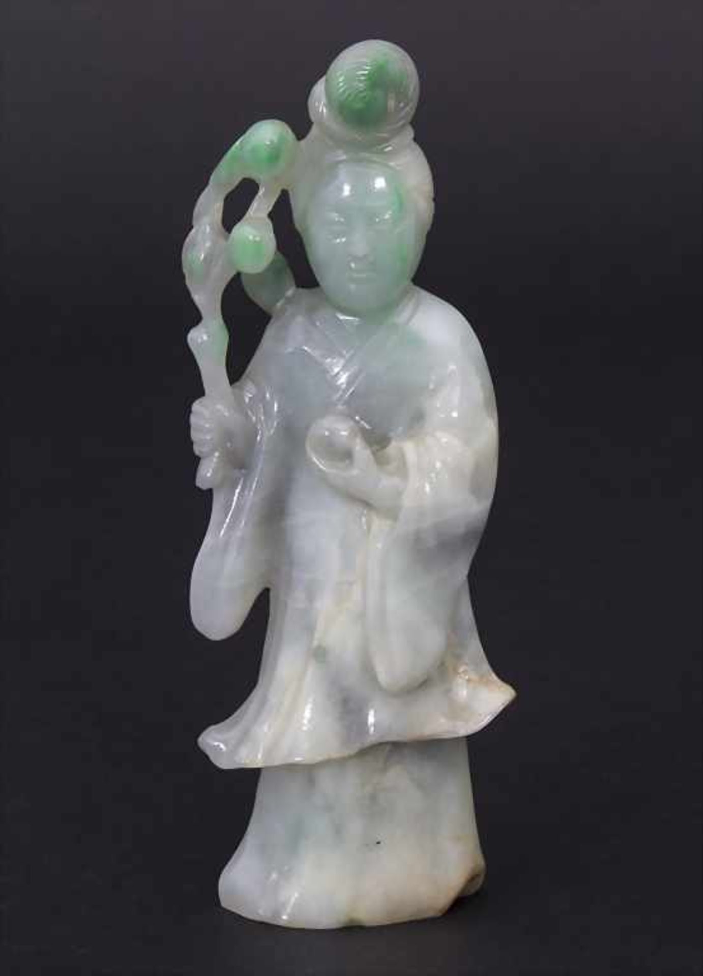Jadefigur 'Guanying mit Lotusblüte' / A jade figure 'Guanyin'<
