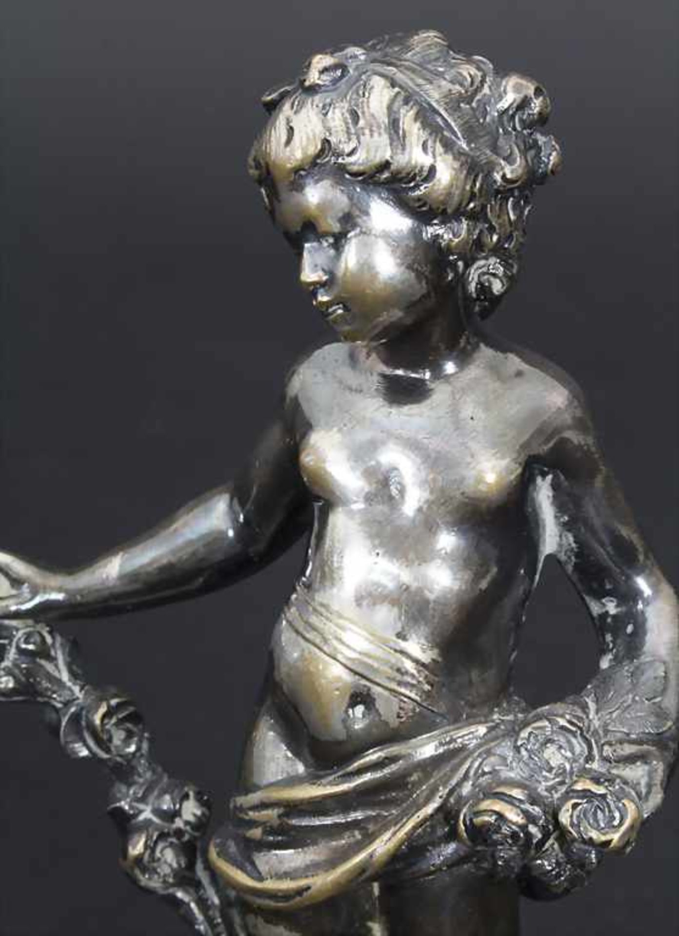 Allegorische Bronzefigur eines Mädchens 'Der Frühling' / A plated bronze figurine of a girl - Bild 4 aus 5